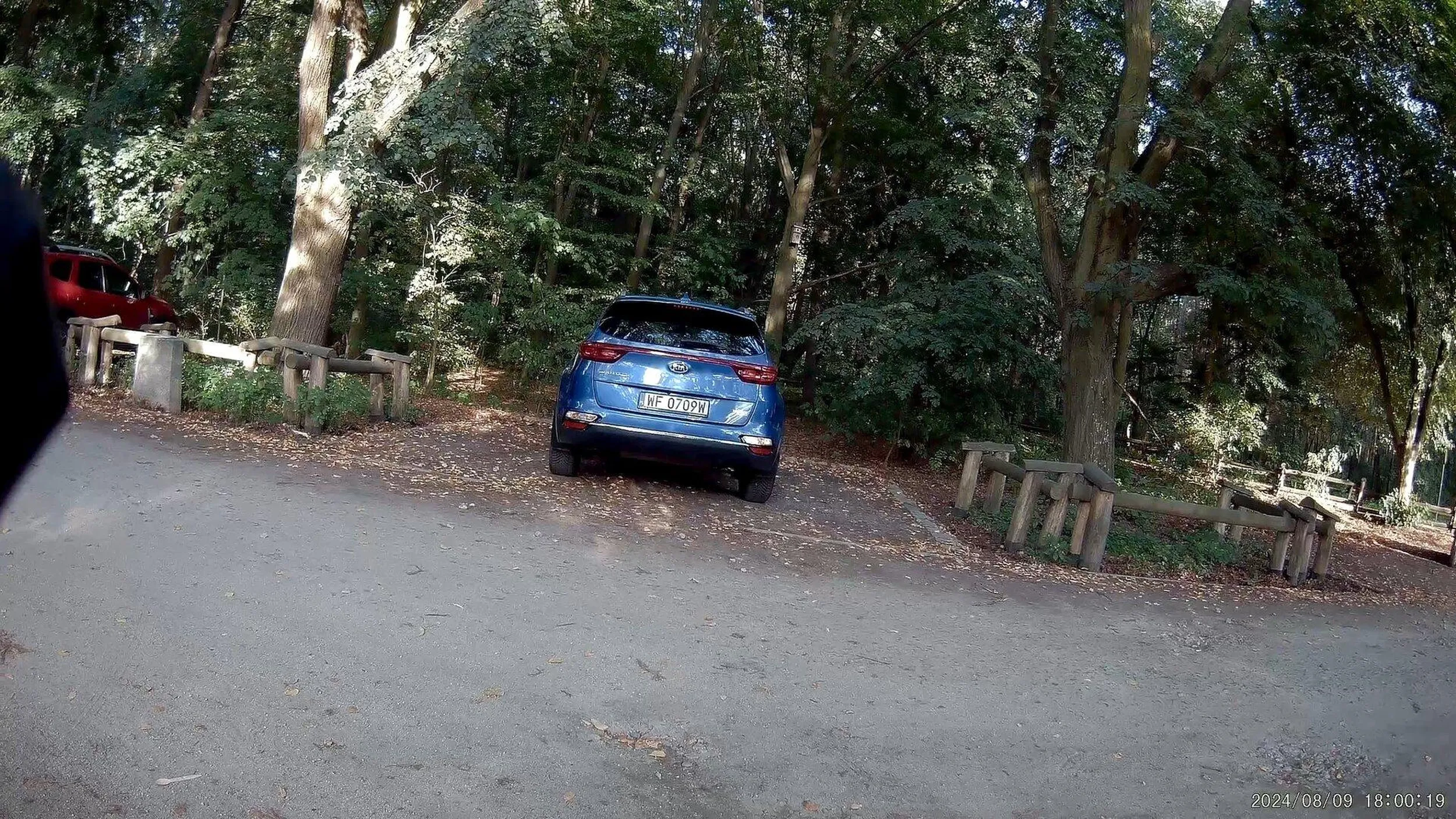 czy ty mógłbyś łaskawie w tym parku zajmować jedno miejsce? ja rozumiem że nie są wyznaczone ale jakaś kultura i zasady współżycia... tam ewidentnie zmieszczą się dwa pojazdy