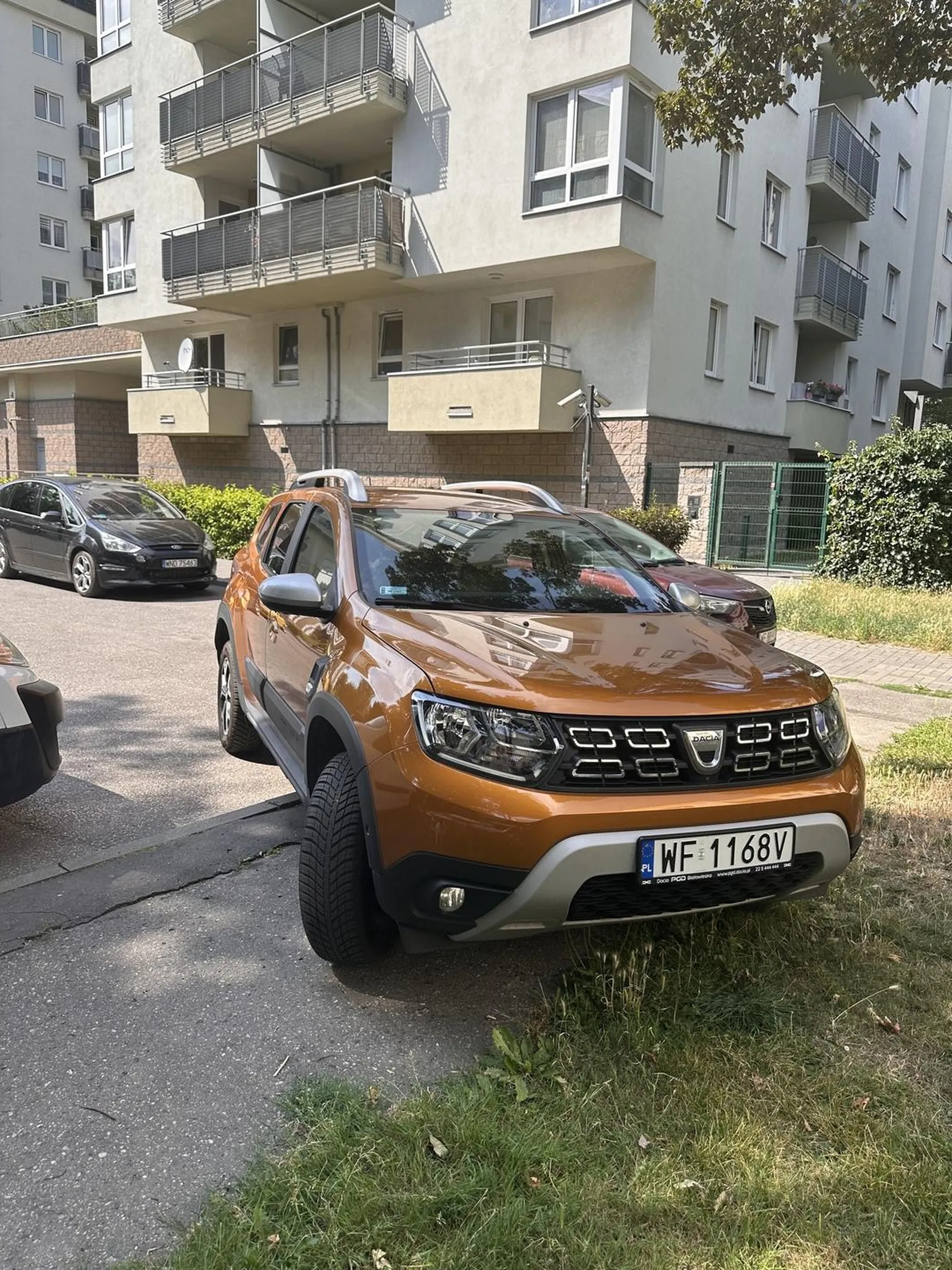 Kierowca wjeżdża na chodnik pomimo przechodzących ludzi. Zostawia auto i wchodzi do bloku.