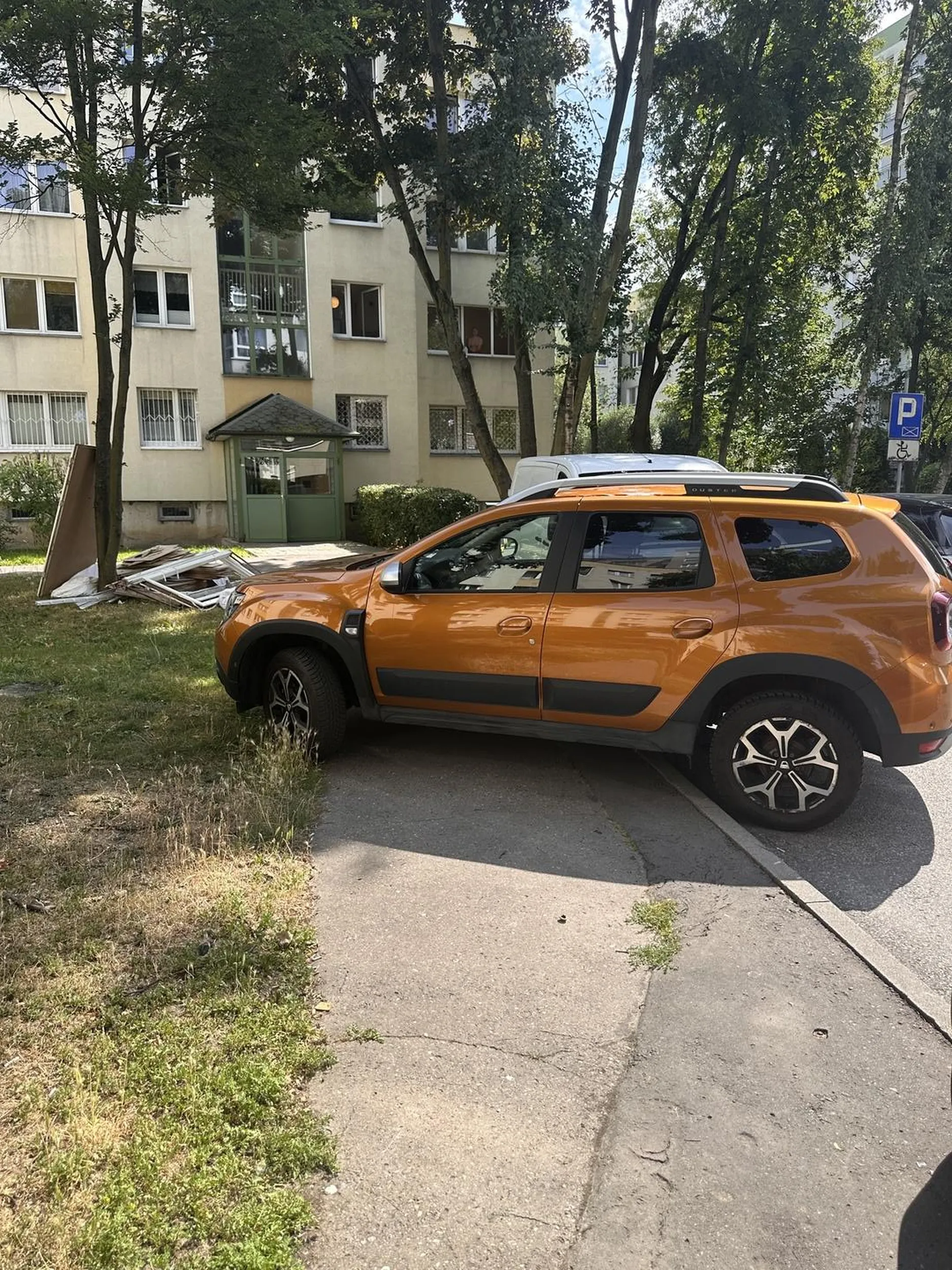 Kierowca wjeżdża na chodnik pomimo przechodzących ludzi. Zostawia auto i wchodzi do bloku.
