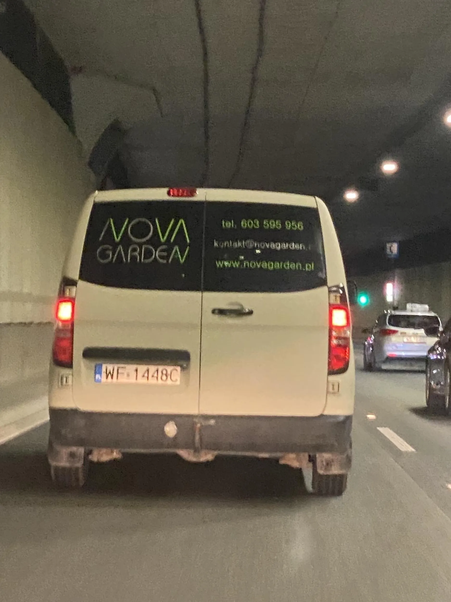 Inwestor na tylni zderzak. Lubi przyhamować przed maską.