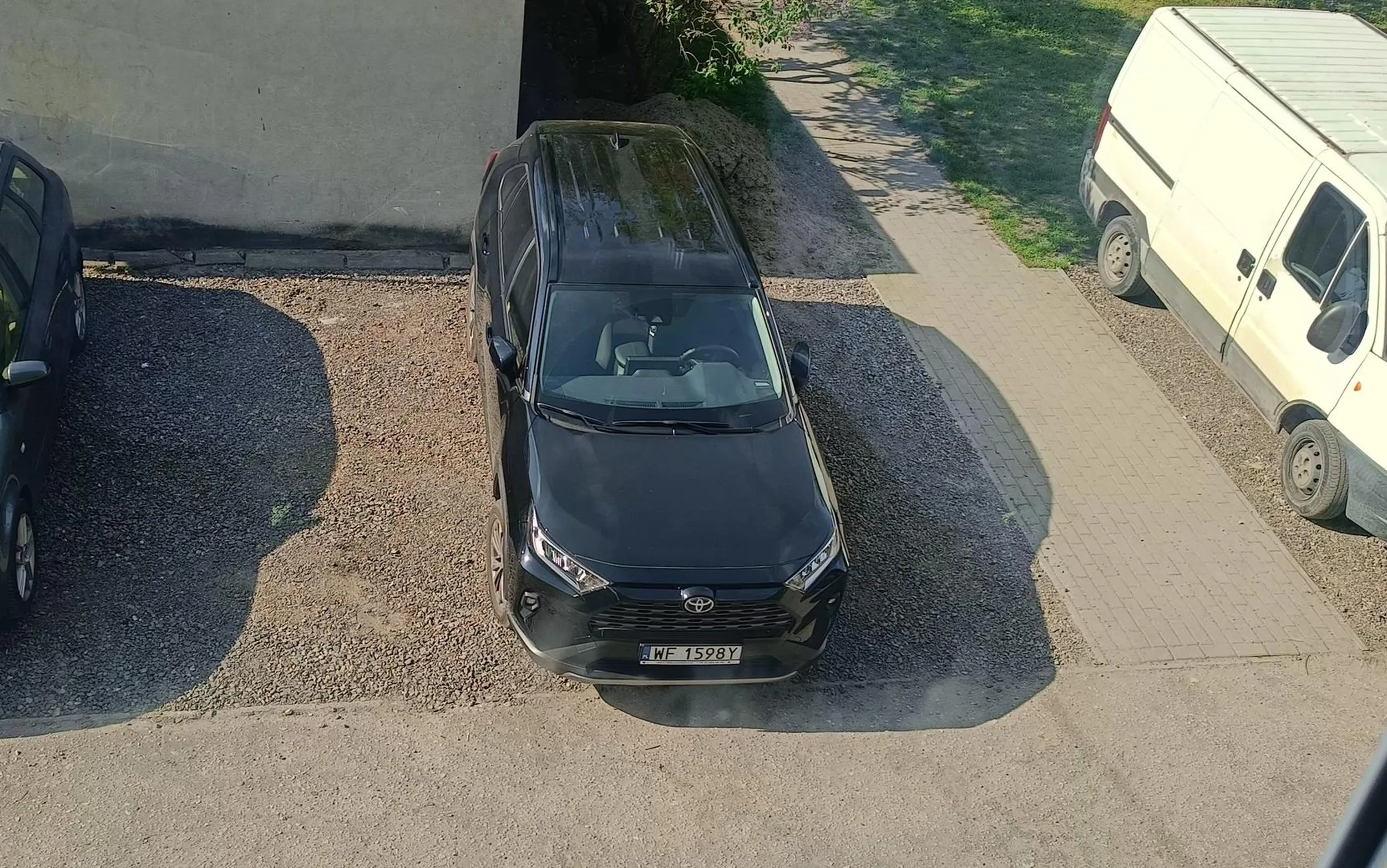 Kierowca ma naprawdę wielki problem z parkowaniem... Zajmować jednym autem dwa miejsca to naprawdę trzeba być zdolny.