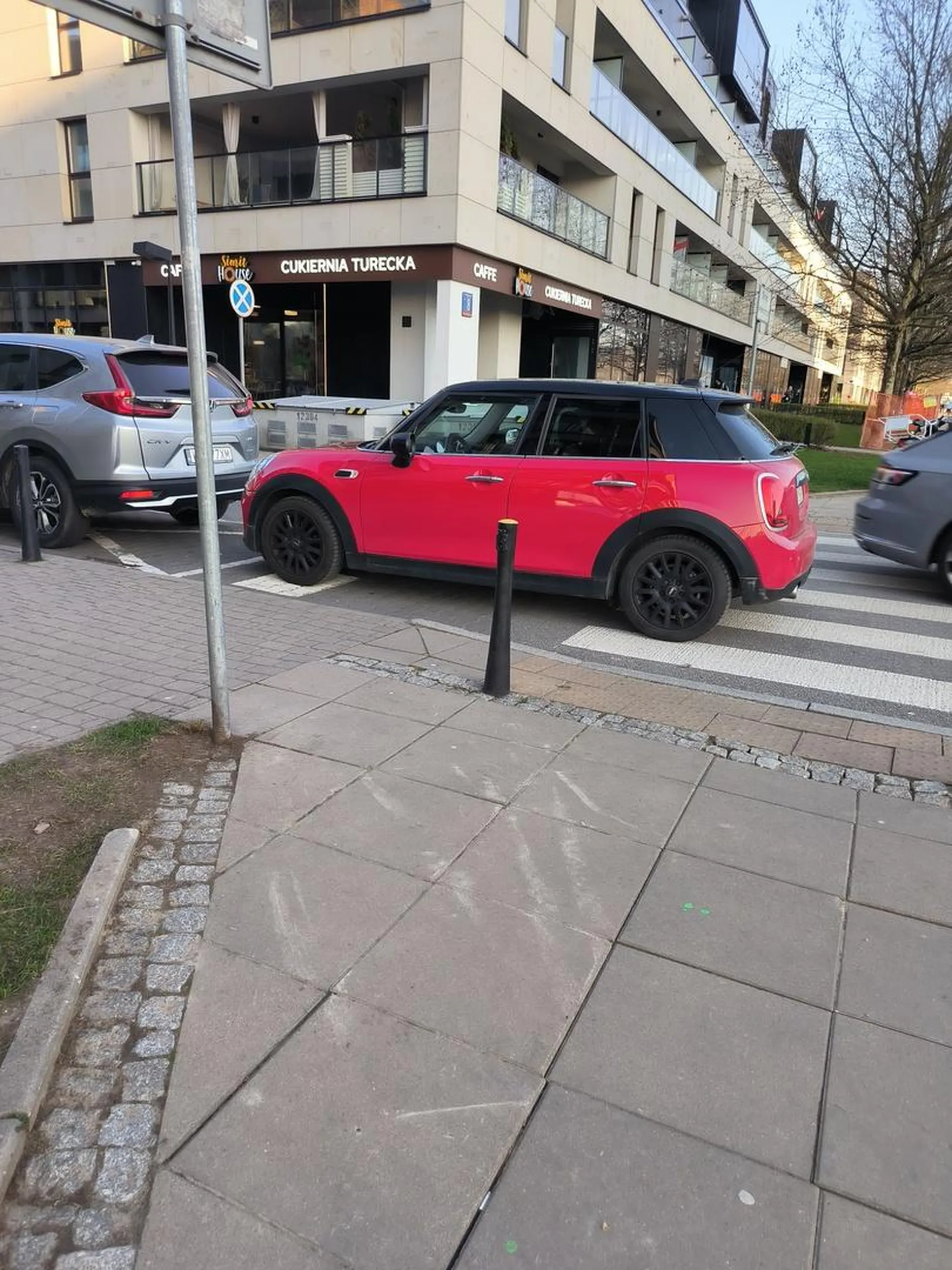 Pani prawo jazdy w chipsach znalazła??? Samochód zaparkowany na pasach