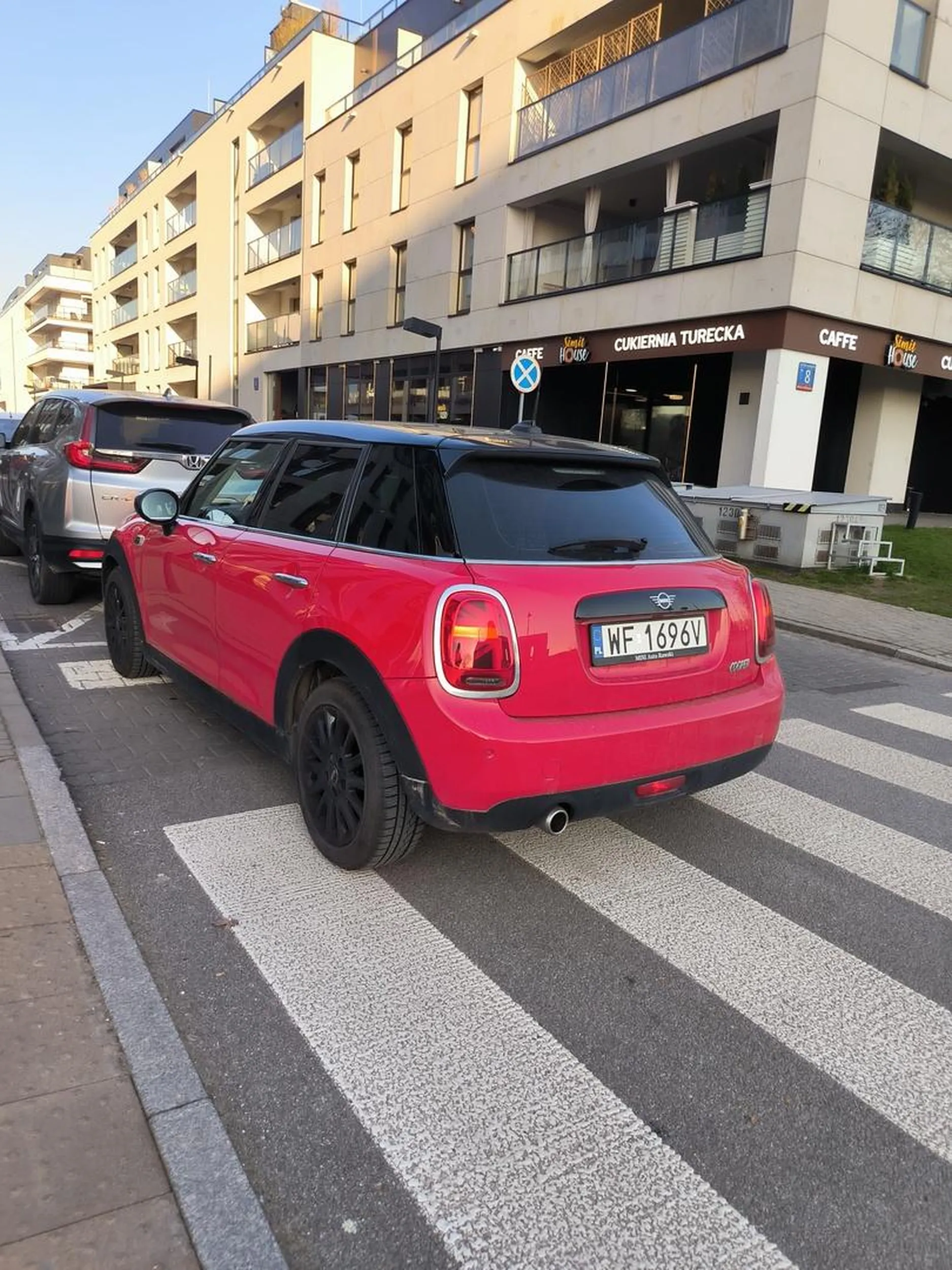 Pani prawo jazdy w chipsach znalazła??? Samochód zaparkowany na pasach