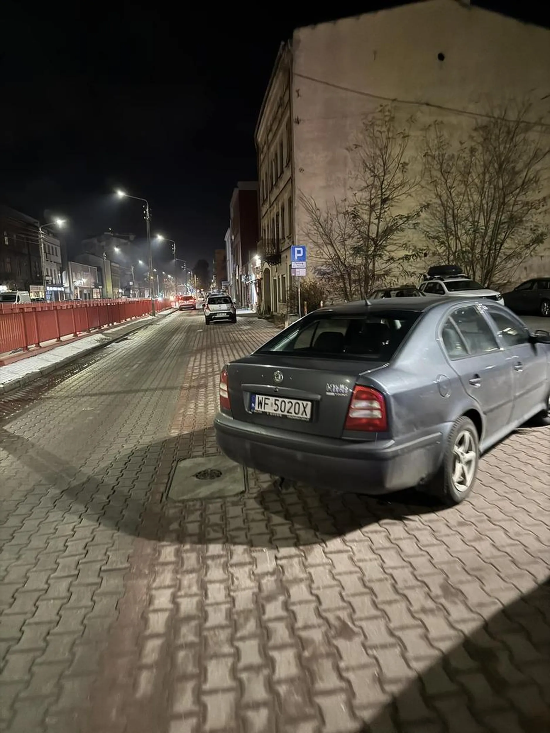 parkowanie na chodniku bez pozostawienia wymaganego przepisami miejsca dla pieszych