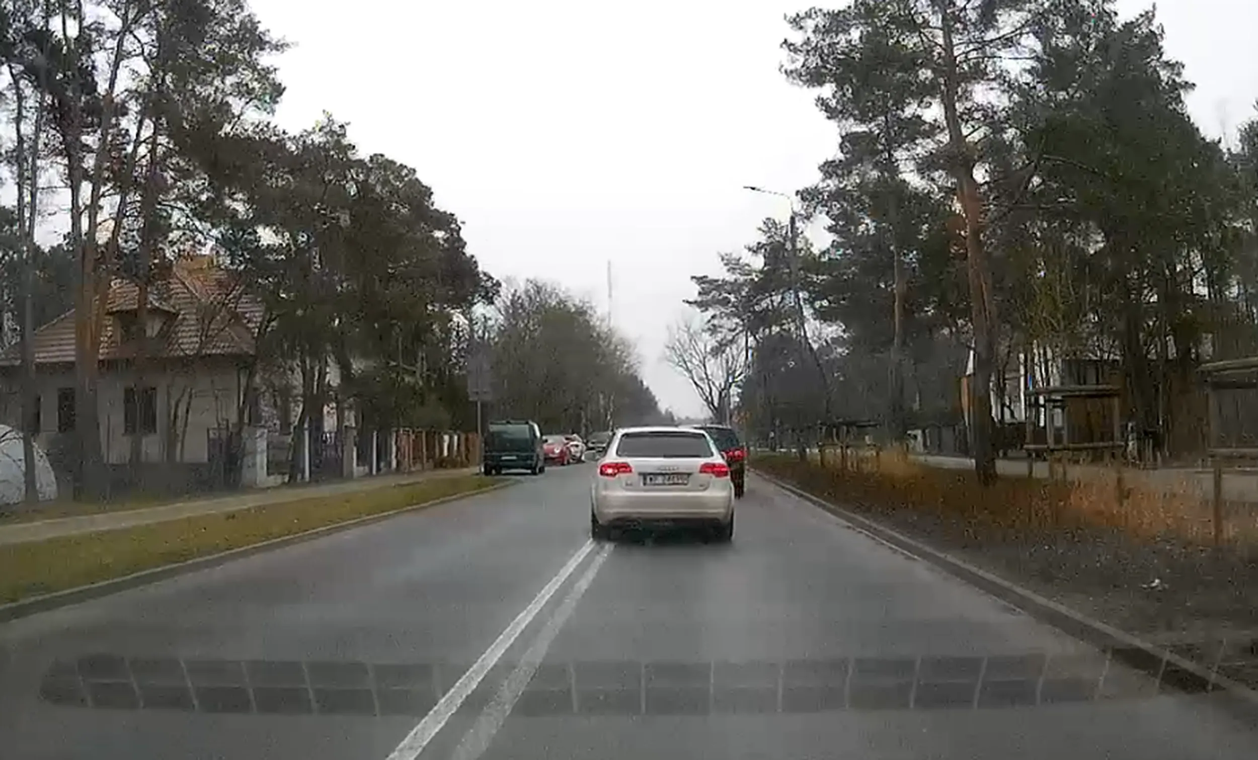 Koleś w białym audi przekracza prędkość w terenie zabudowanym, w Józefowie wyprzedził 7 samochodów z nadmierną prędkością. Brawurowa jazda, wyprzedzanie na ciągłej i pasach. Masakra!