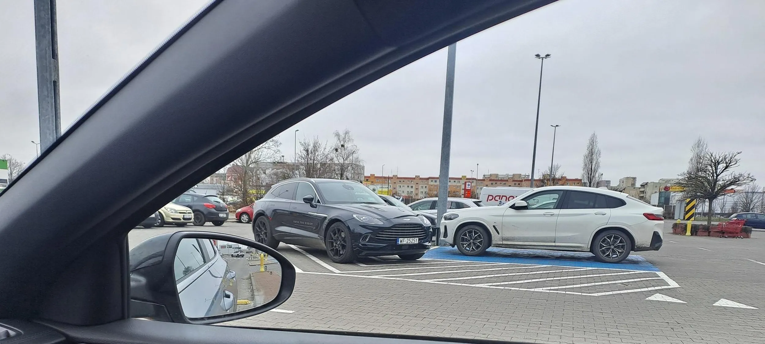 Można by się spodziewać, że brytyjska marka premium wiąże się z kulturą. Jednak polska cebula silniejsza. Pół parkingu pustego, on musi stanąć na piedestale. Nie pozdrawiam firmy Auto Fus Group której napis fidnieje na aucie - zapewne ich pracownik "wsiok"