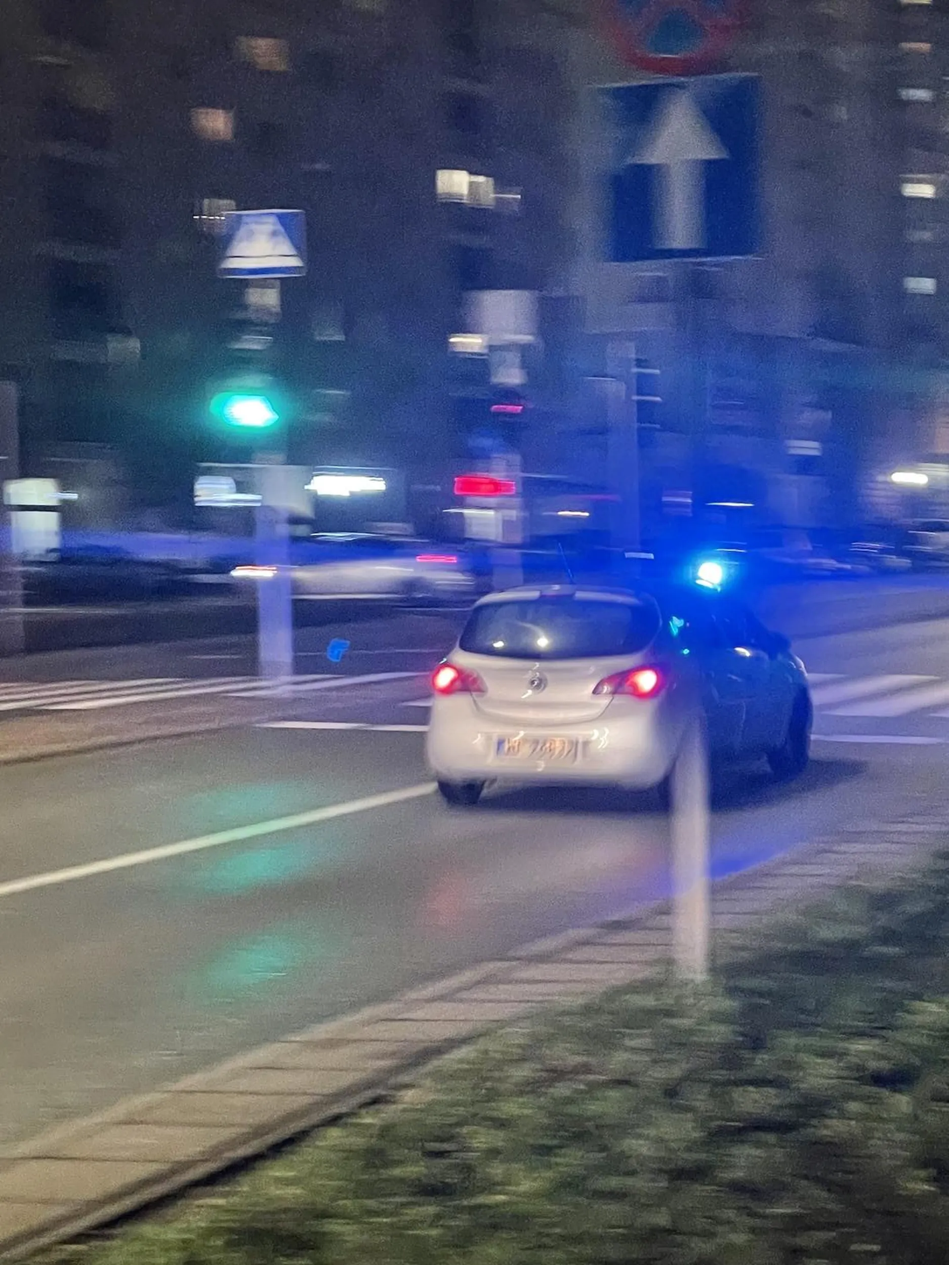 Policyjne auto ursynow uwazac motocars klasycznie pod blachami bez kołpaków dwoch chamuf