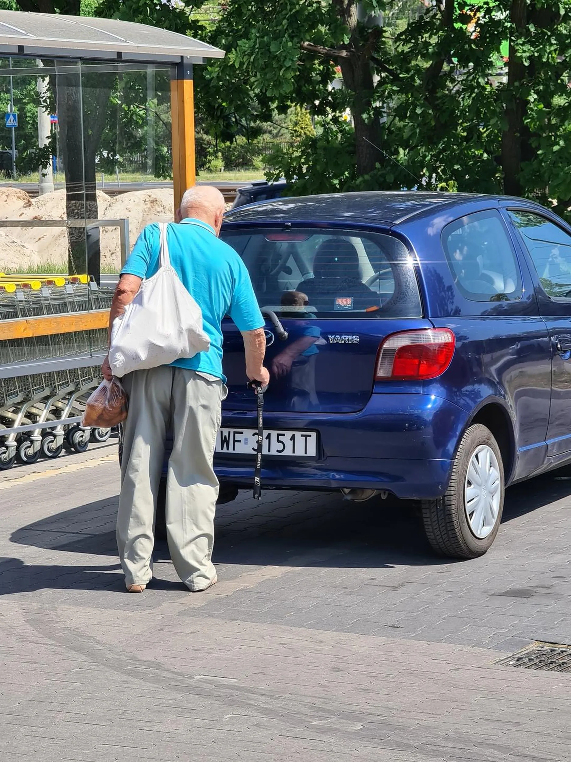 Wyjątkowo obrzydliwy dziad, nawet nie przyjmuje do wiadomości, że coś zrobił źle.