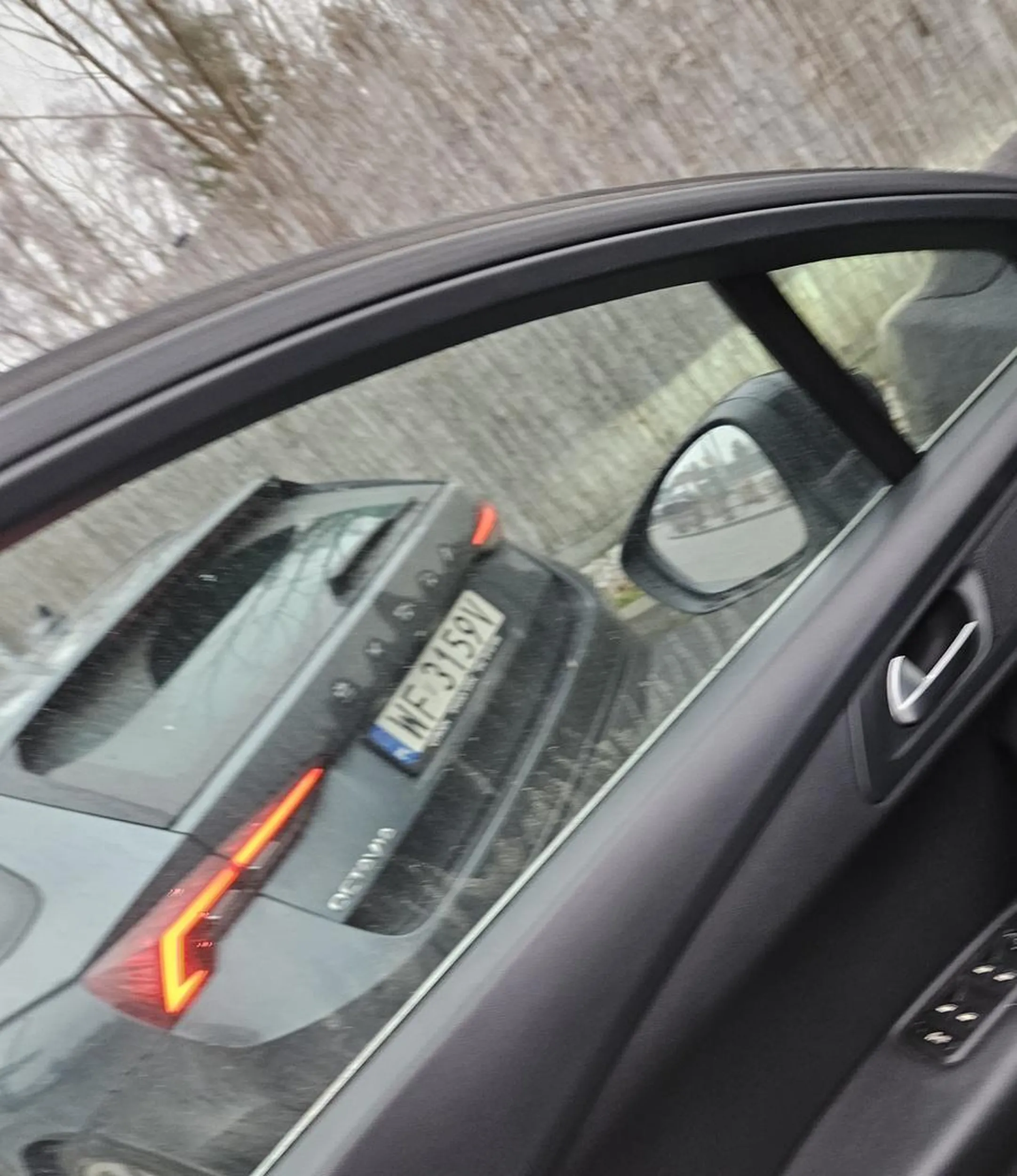 Miejsca parkingowe ukośne pod makiem, ale głąb stanął na 4 miejscach równolegle.