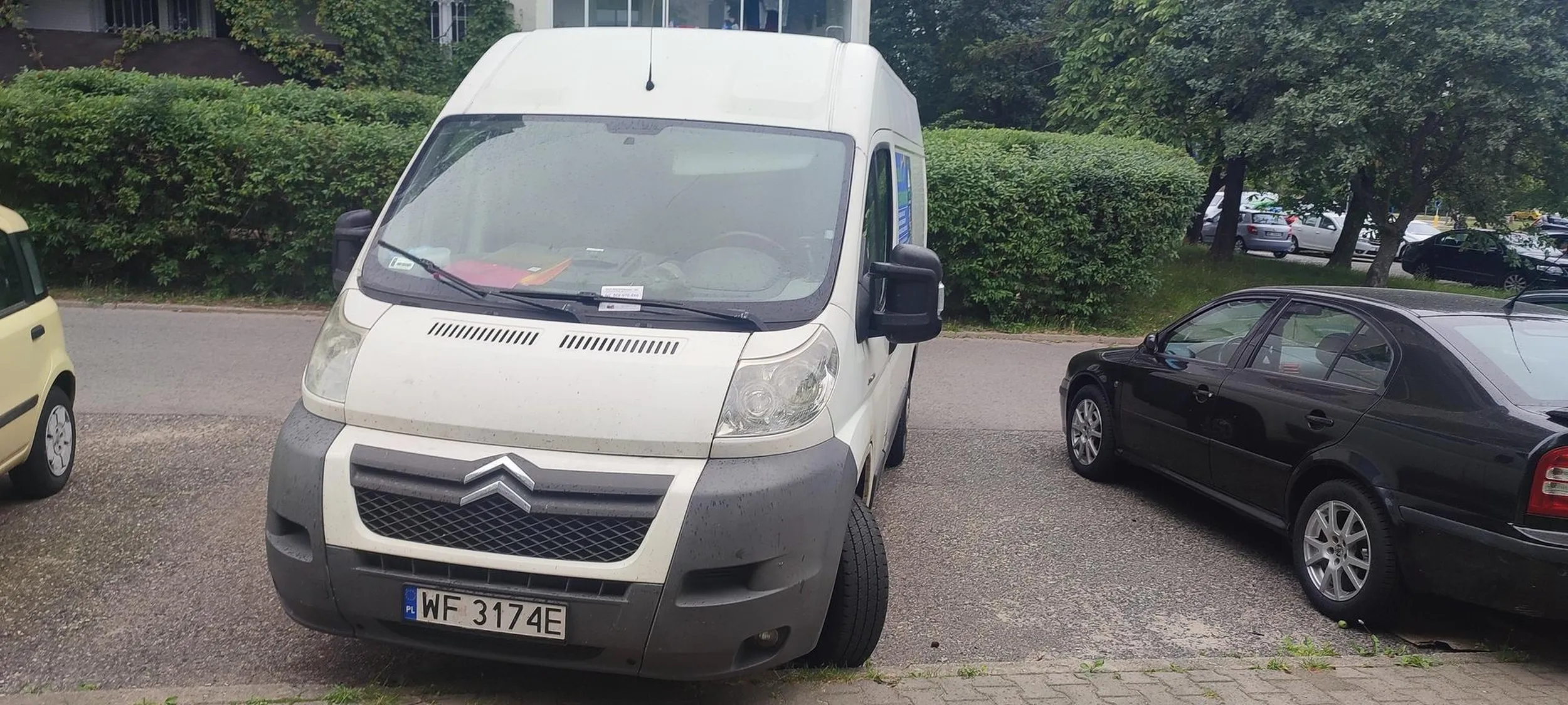 Wjechał na szybko i zajął 2 miejsca parkingowe. Wszystko ok, ale jakby stał tak 15 minut czy coś. A prawie 2 dni mu zajęło zabranie się stamtąd.