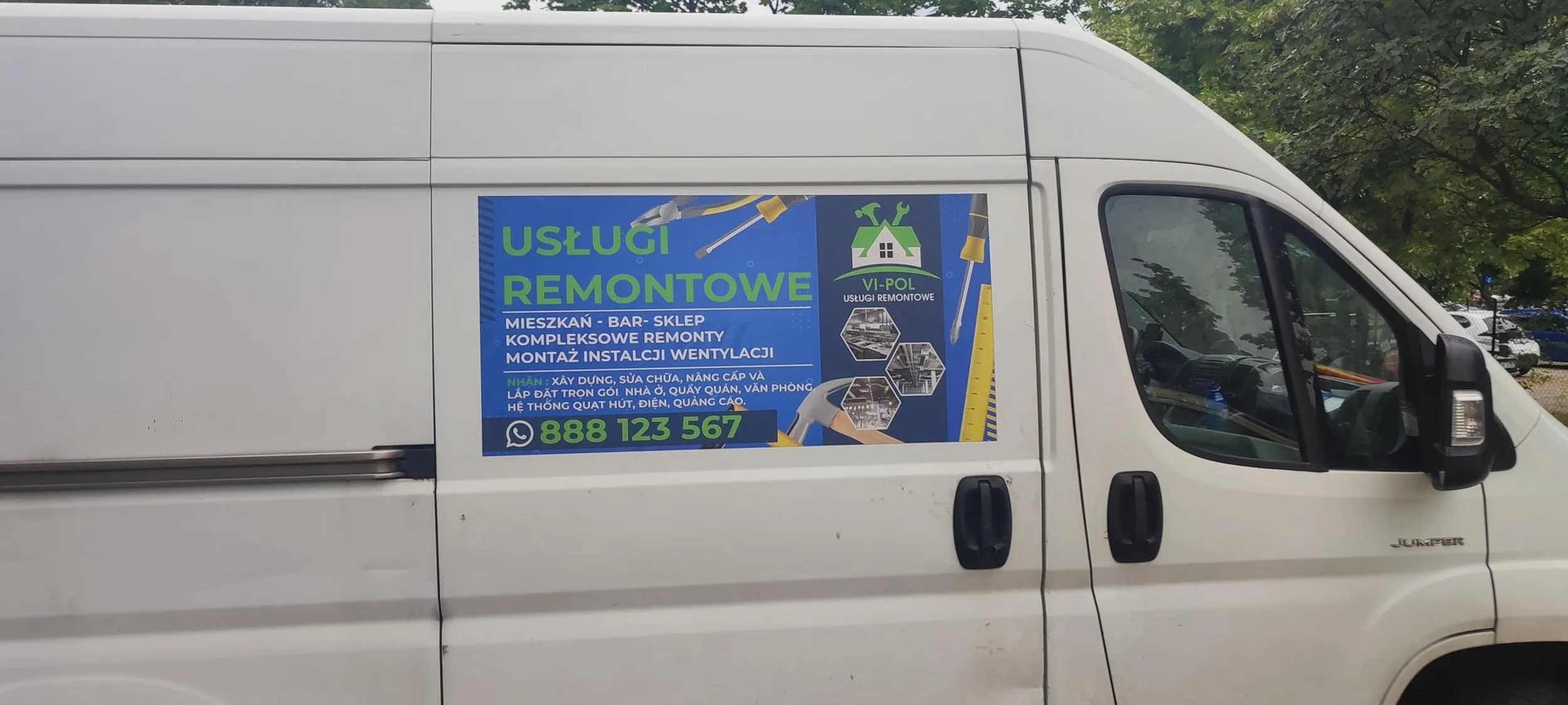 Wjechał na szybko i zajął 2 miejsca parkingowe. Wszystko ok, ale jakby stał tak 15 minut czy coś. A prawie 2 dni mu zajęło zabranie się stamtąd.