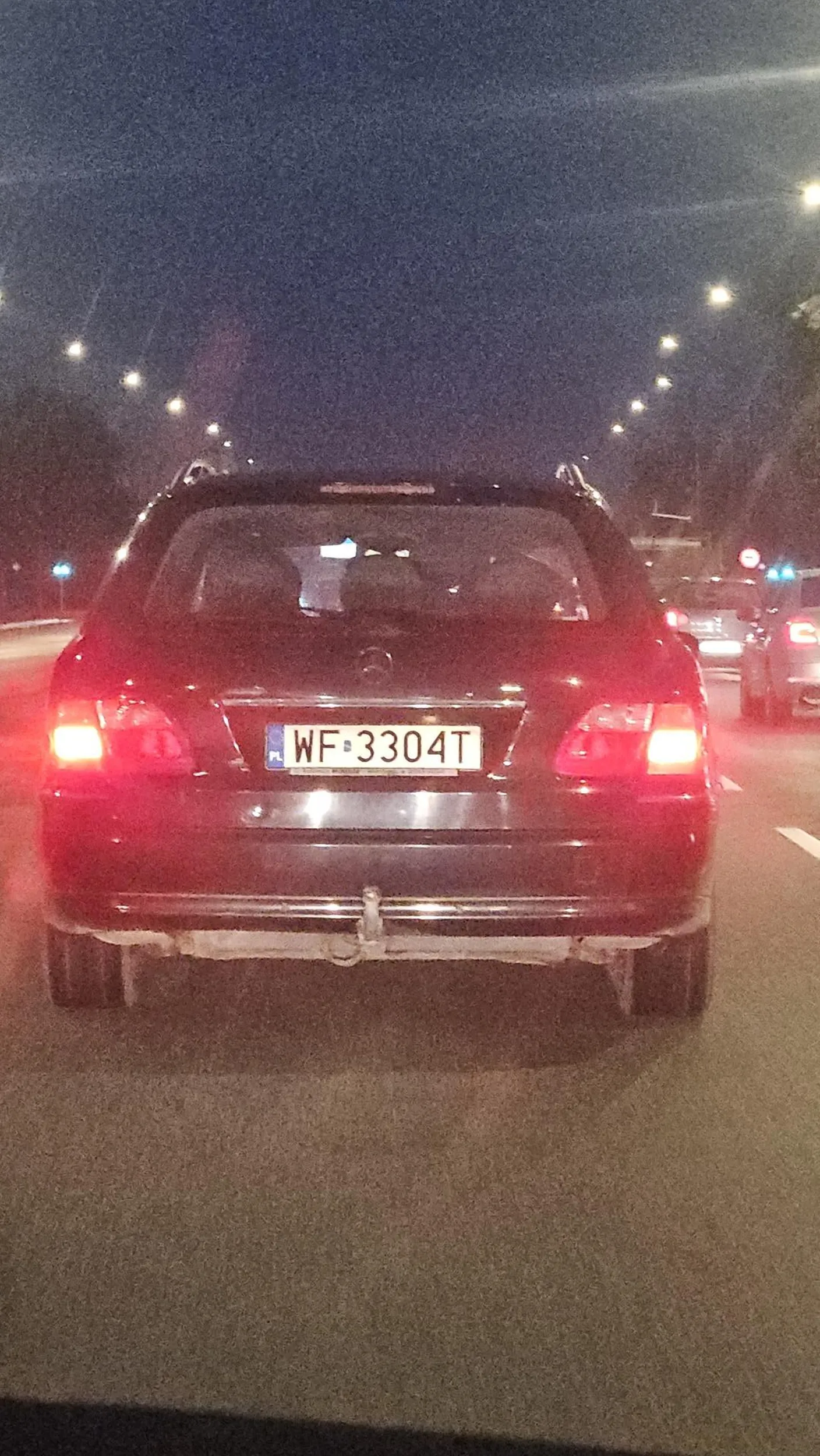 glupi kutas, zmienia pas na ostatni moment bez kierunkowskazu = awaryjne hamowanie.