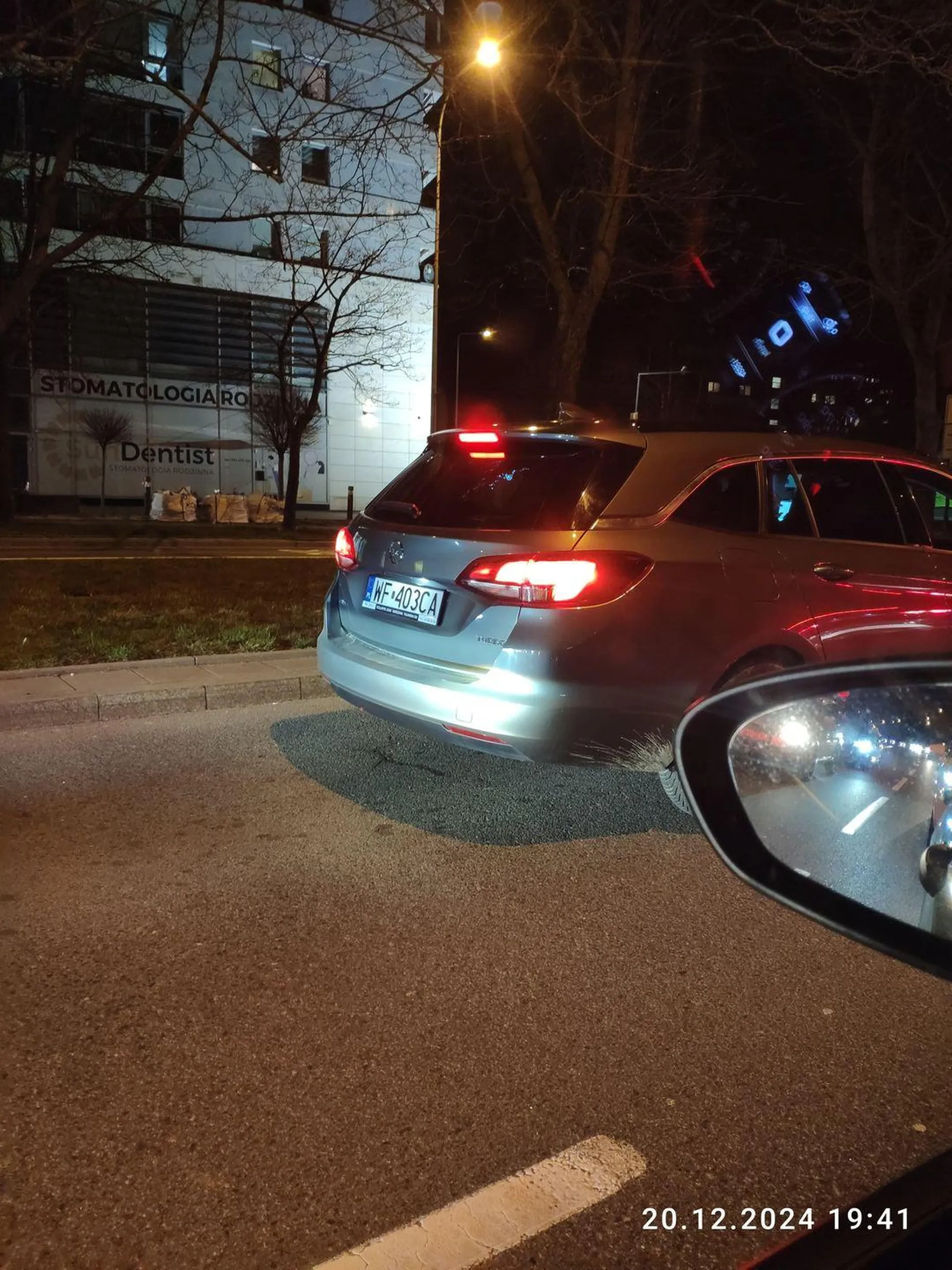 Człowiek bez wyobraźni a raczej i bez rozumu wyprzedza na przejściach dla pieszych oraz jeździ po chodniku.