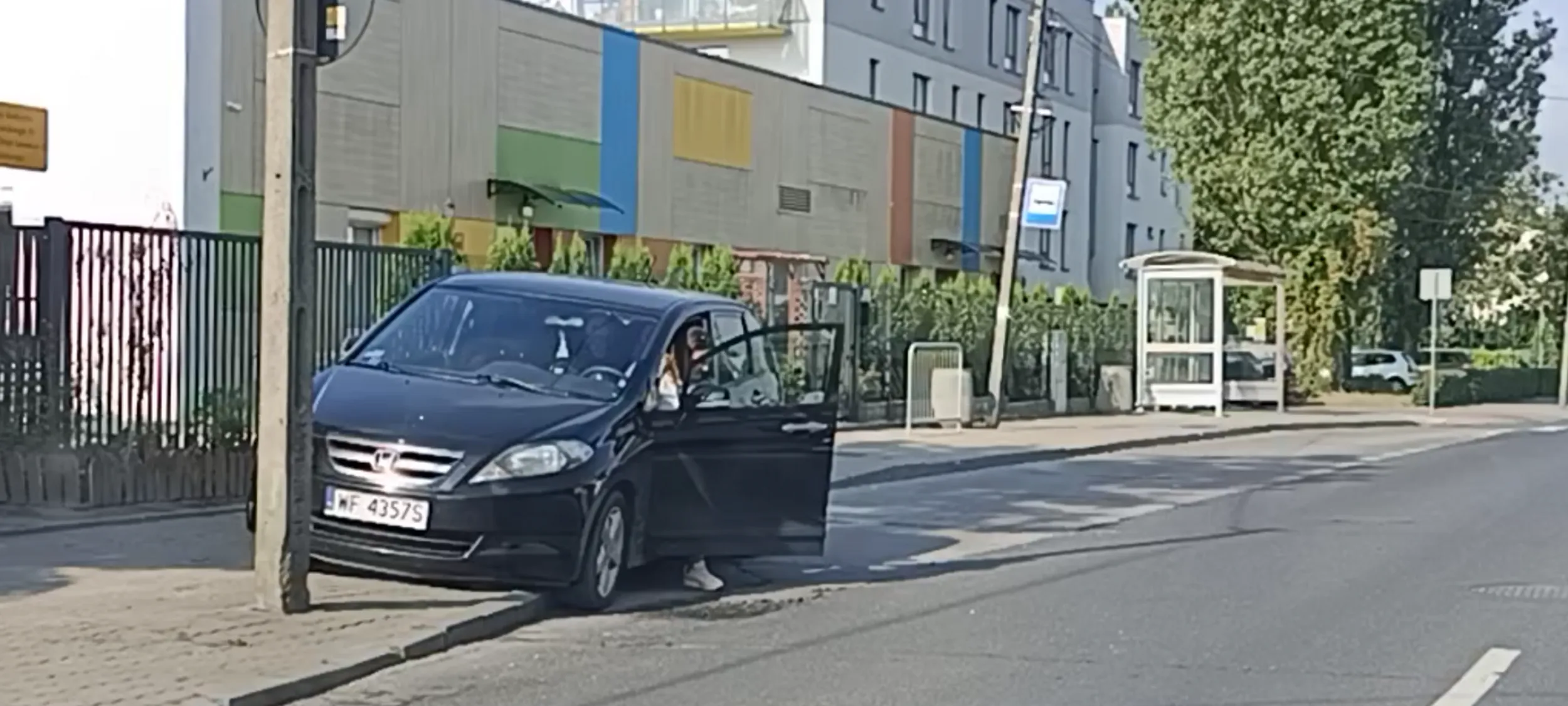 Babszczur parkuje złoma w zatoce przystanku autobusowego