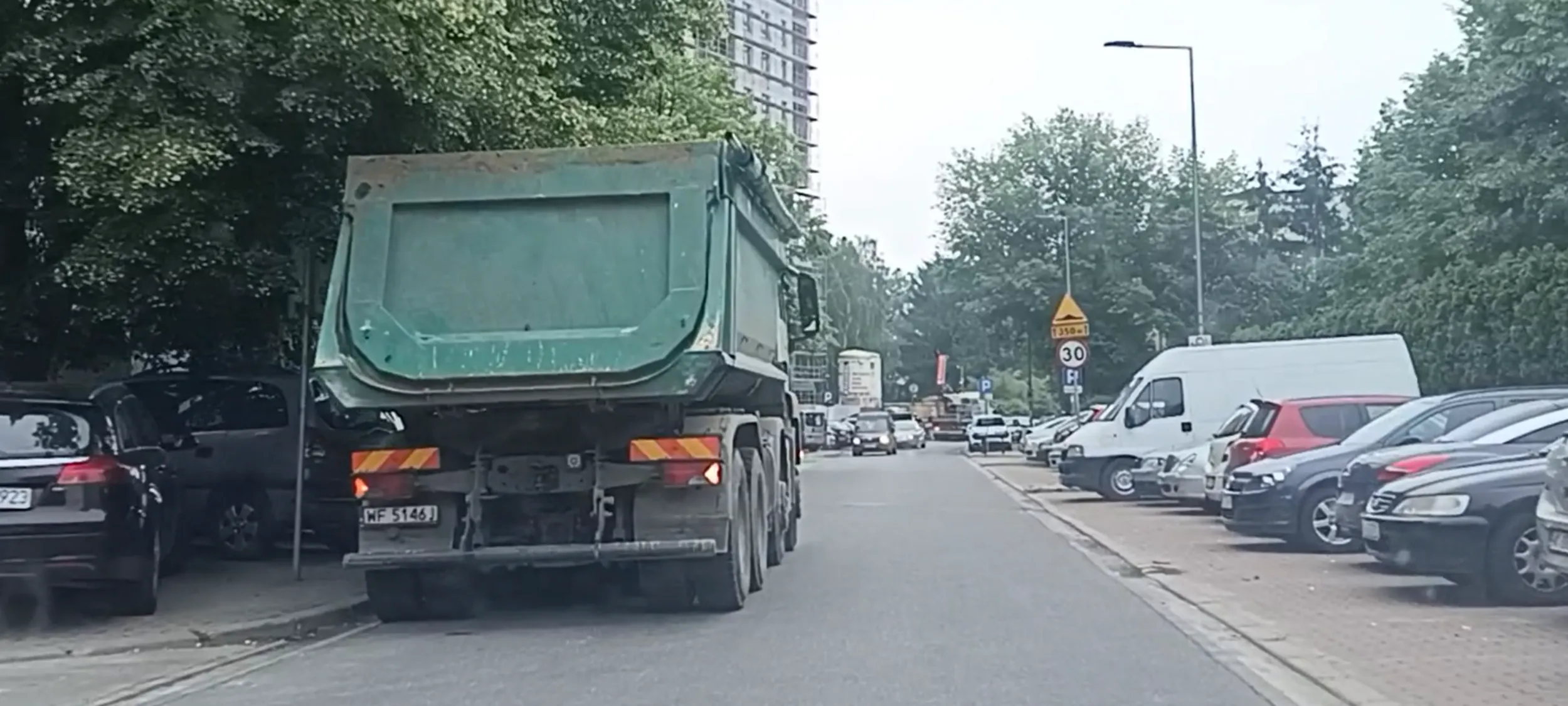 Pordzewiała ciężarówka stoi w miejscu zakazu zatrzymywania się i postoju i do tego na pasie ruchu pod prąd.