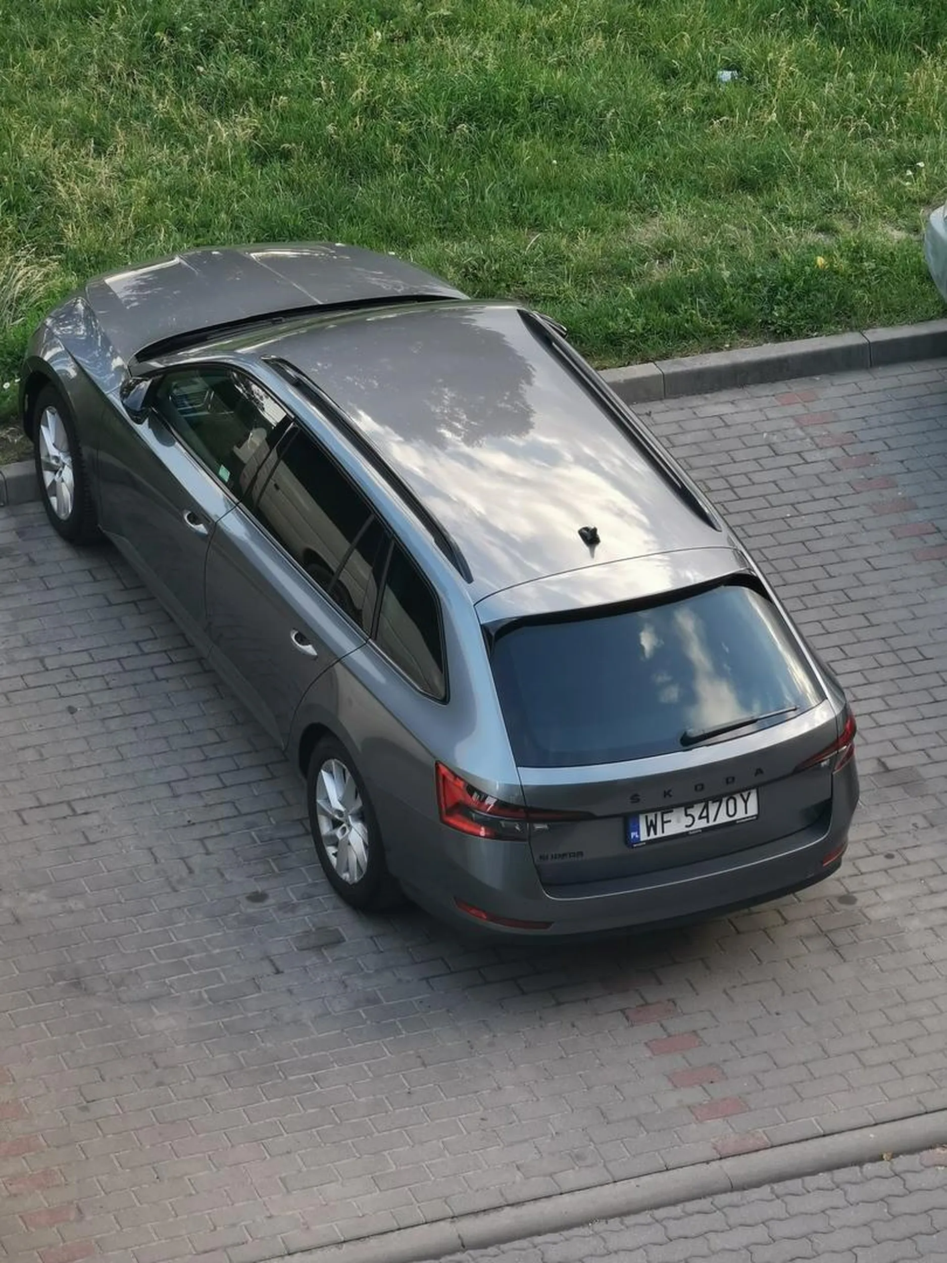 Parkuje na dwóch miejscach postojowych. Po zwróceniu uwagi udaje, że jest głupi i nie rozumie.