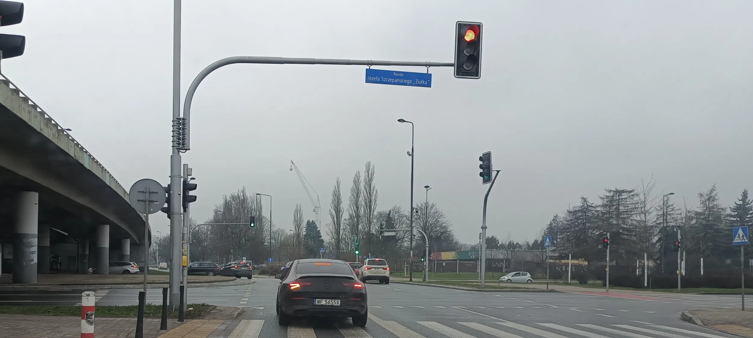 Wjechał na skrzyżowanie za pasy na czerwonym świetle z prawego pasa, bo nie chciało się czekać na lewym pasie w kolejce. No wieś przyjechała do miasta.