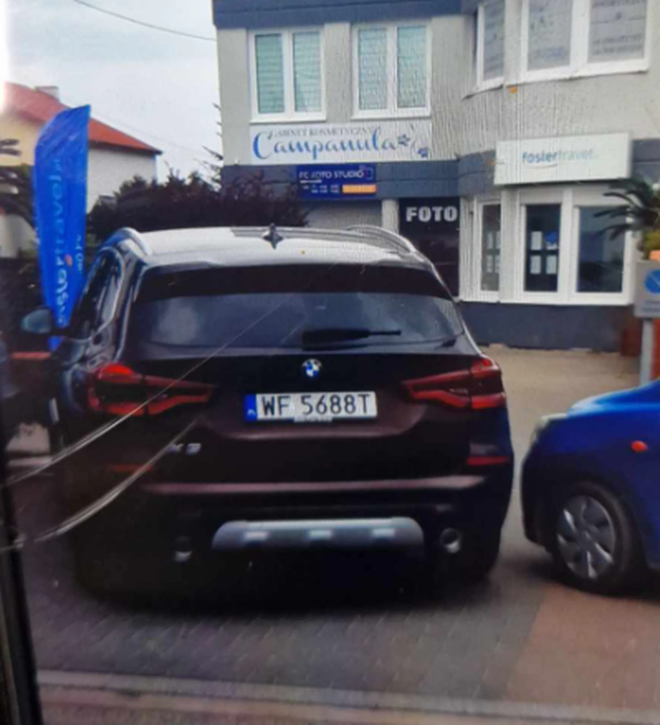 Stoi w bramie zarozumiała szmata, arogancki ton i kiepska locha, nie chce przestawić samochodu. Z ryja 3/10