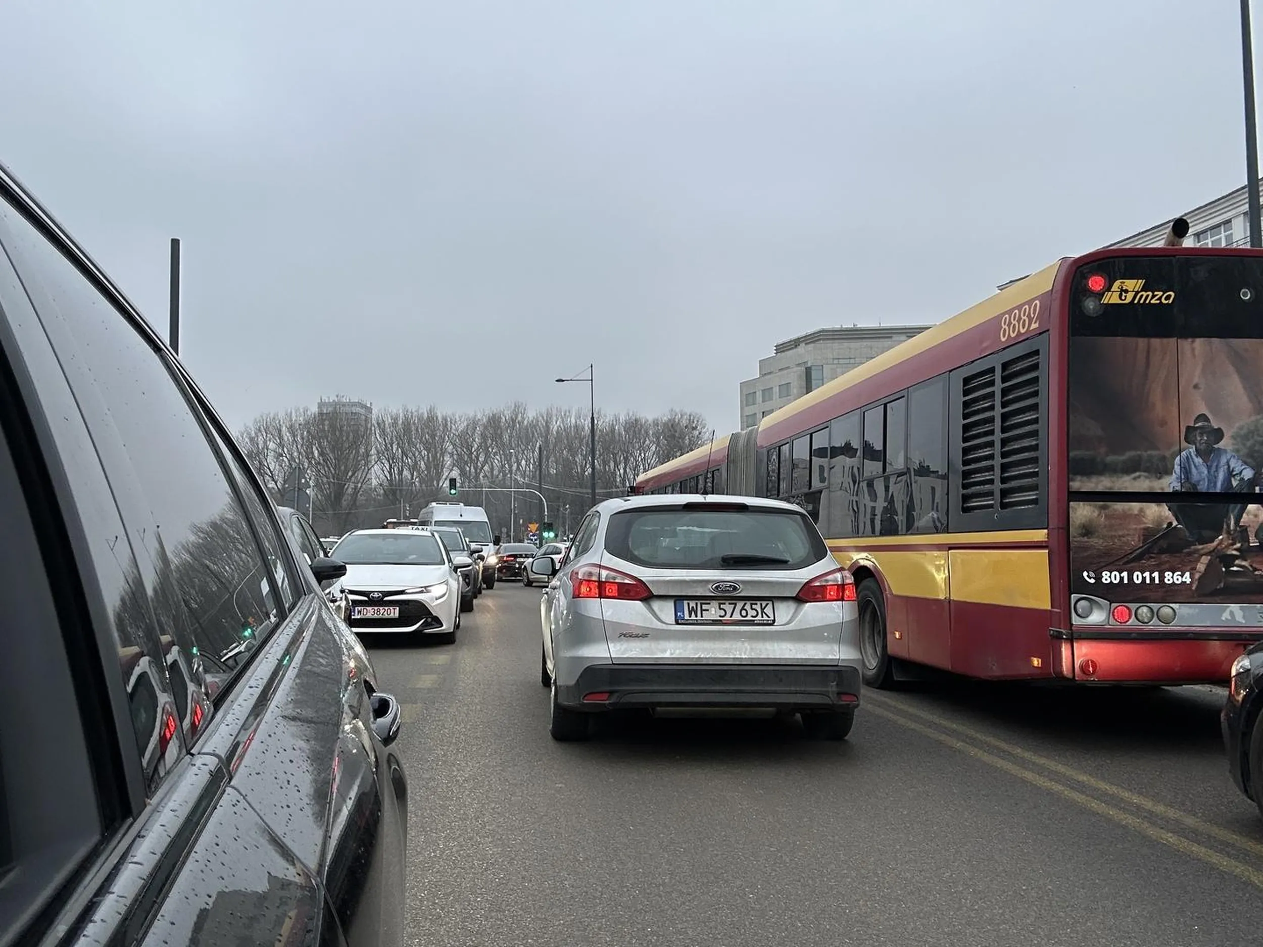 Wyprzedzał cały sznur samochodów na Gagarina w Warszawie pod prąd, pomimo godzin szczytu oraz i tak denerwujących remontów - zablokował ruch w drugą stronę. Ludzie omijali przystankiem autobusowym, o ile żaden autobus właśnie nie stał na tym przystanku.