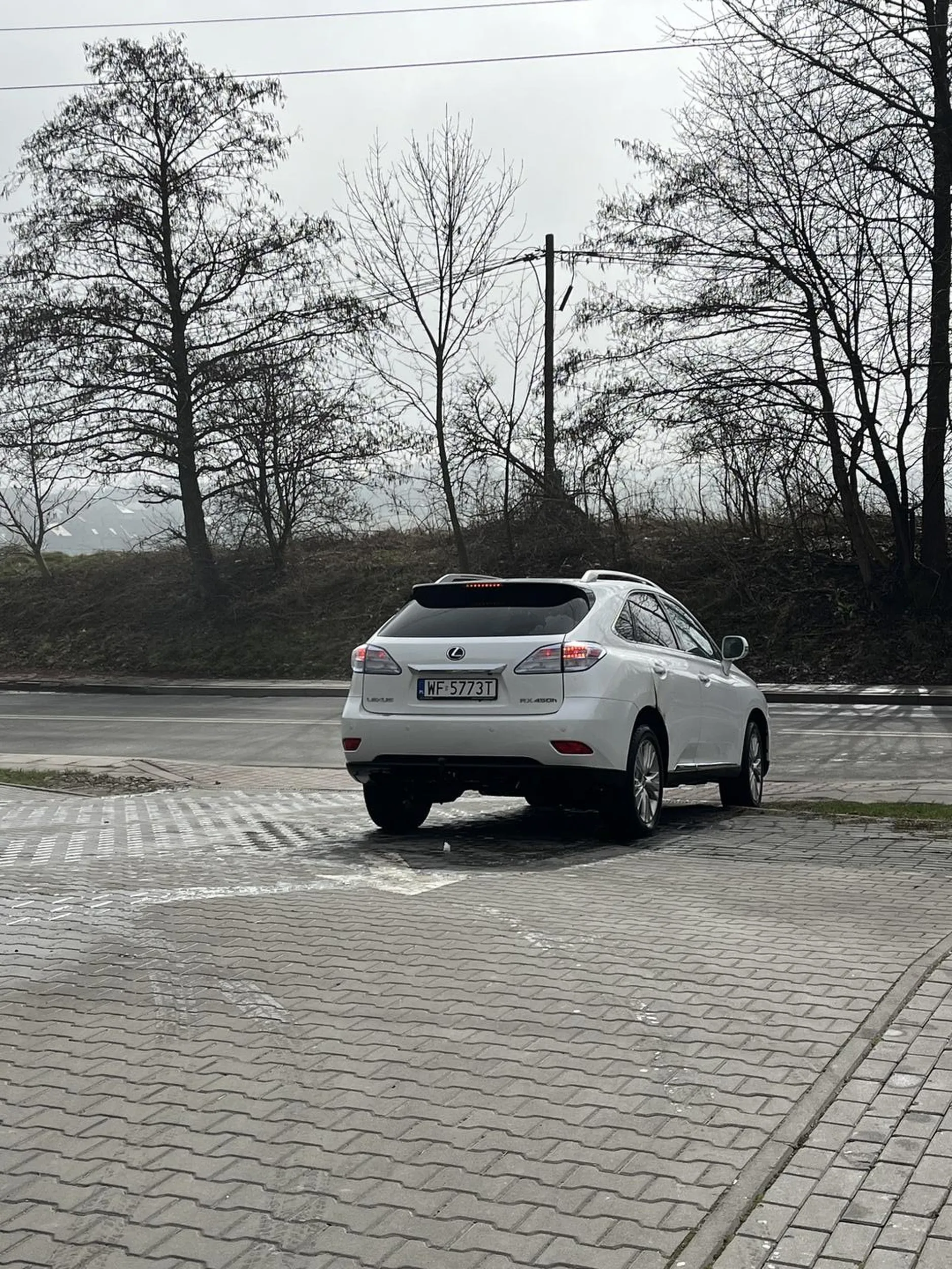 Baba stanęła na środku wjazdu na myjnię. Zatrąbiłamzeby się przesunęła bo nie miałam jak dalej wjechać oto zaczęła machać rękami. Jak sie zechaciala już łaskawie przesunąć to o niecały metr XD