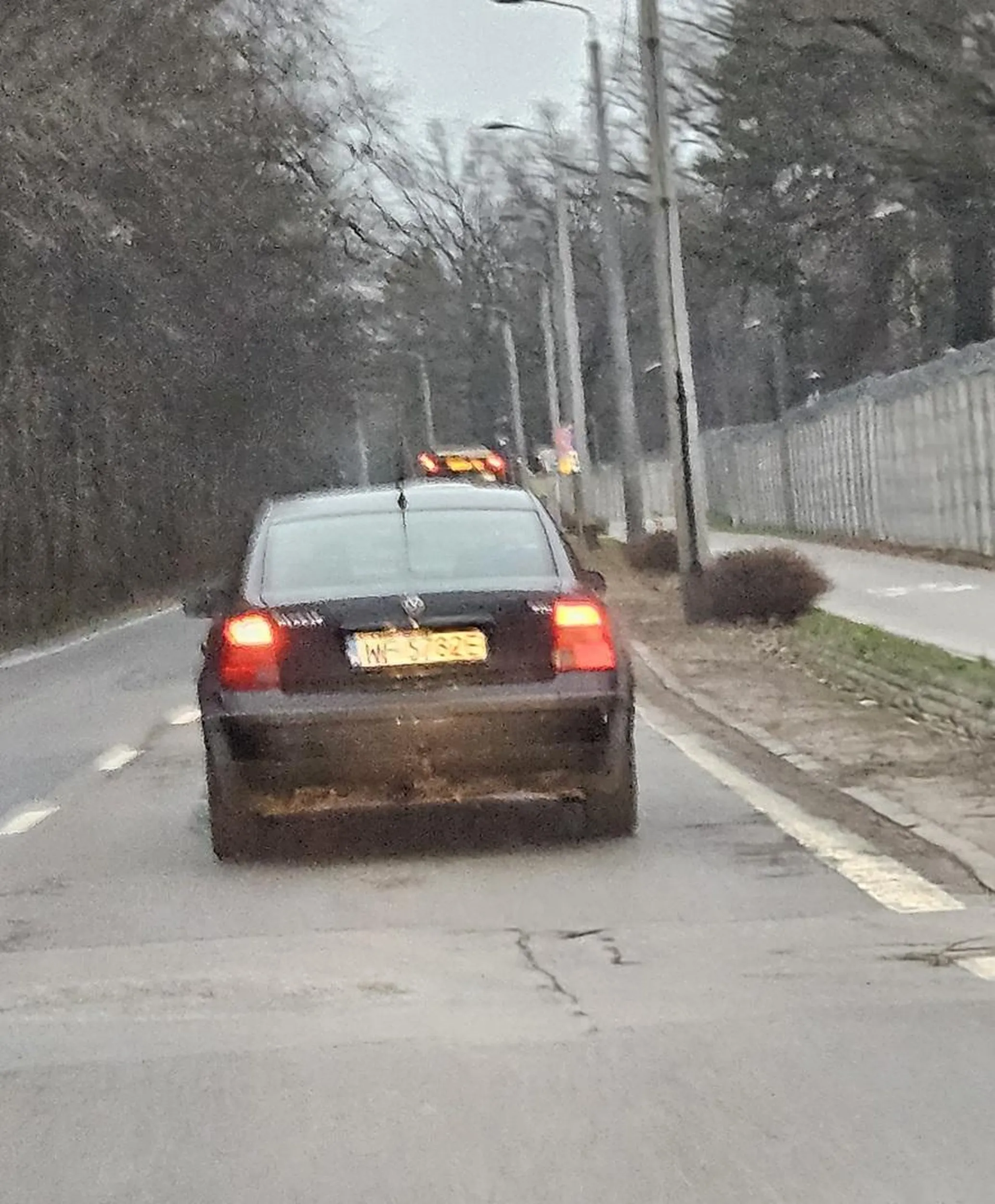 Stara prukwa w passacie nie zna przepisów ale co się dziwić jak to pudło ledwo jeździ to jak można znać przepisy jak się jeździ taką czarna skrzynką. Ciekawe kto jej podbija na to przegląd.