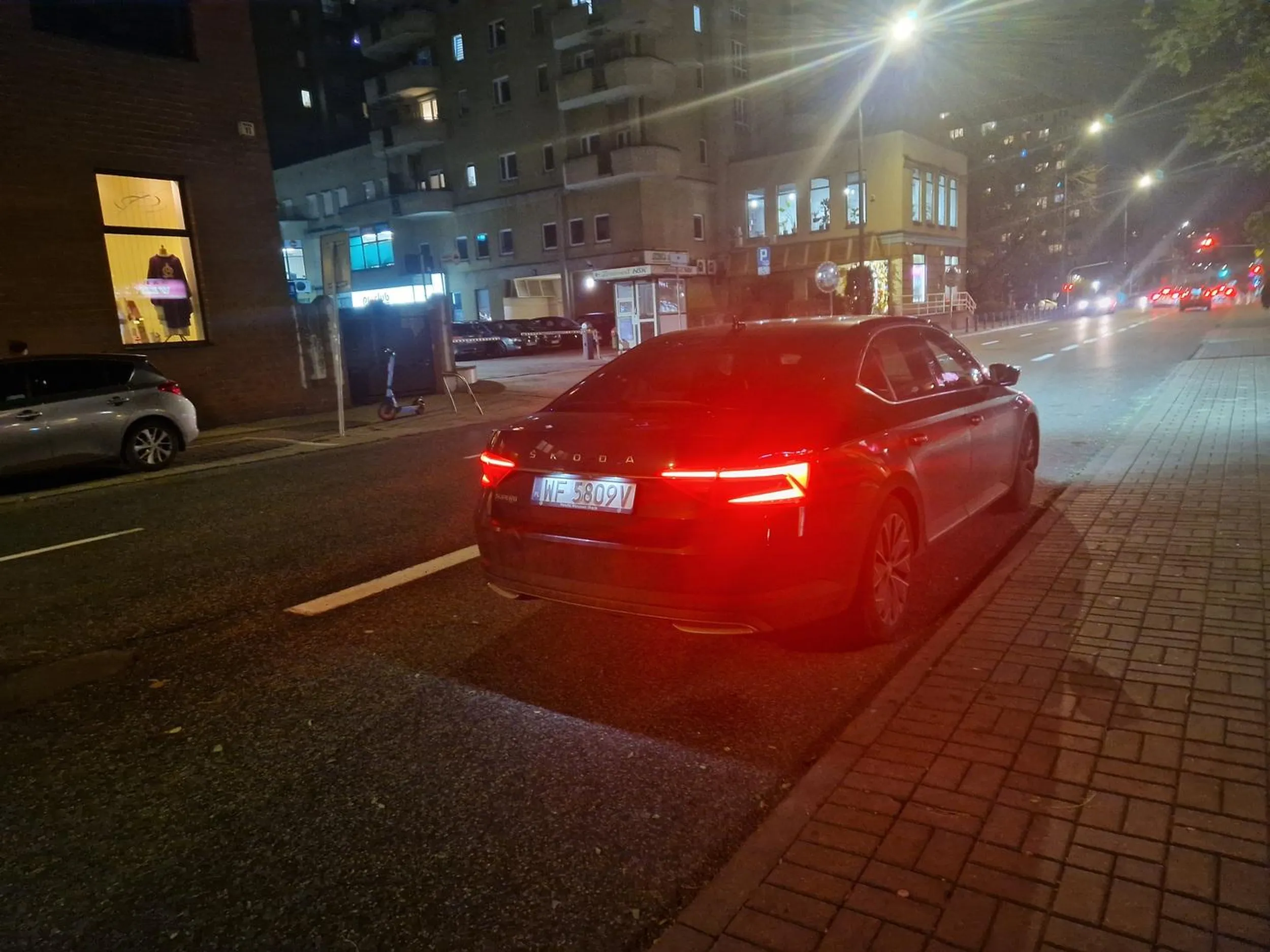 Panisko zaparkowało na ulicy i włączyło awaryjne. Skubany zajął caly pas i stał tak kilkanaście minut, siedząc w skodzinie ?