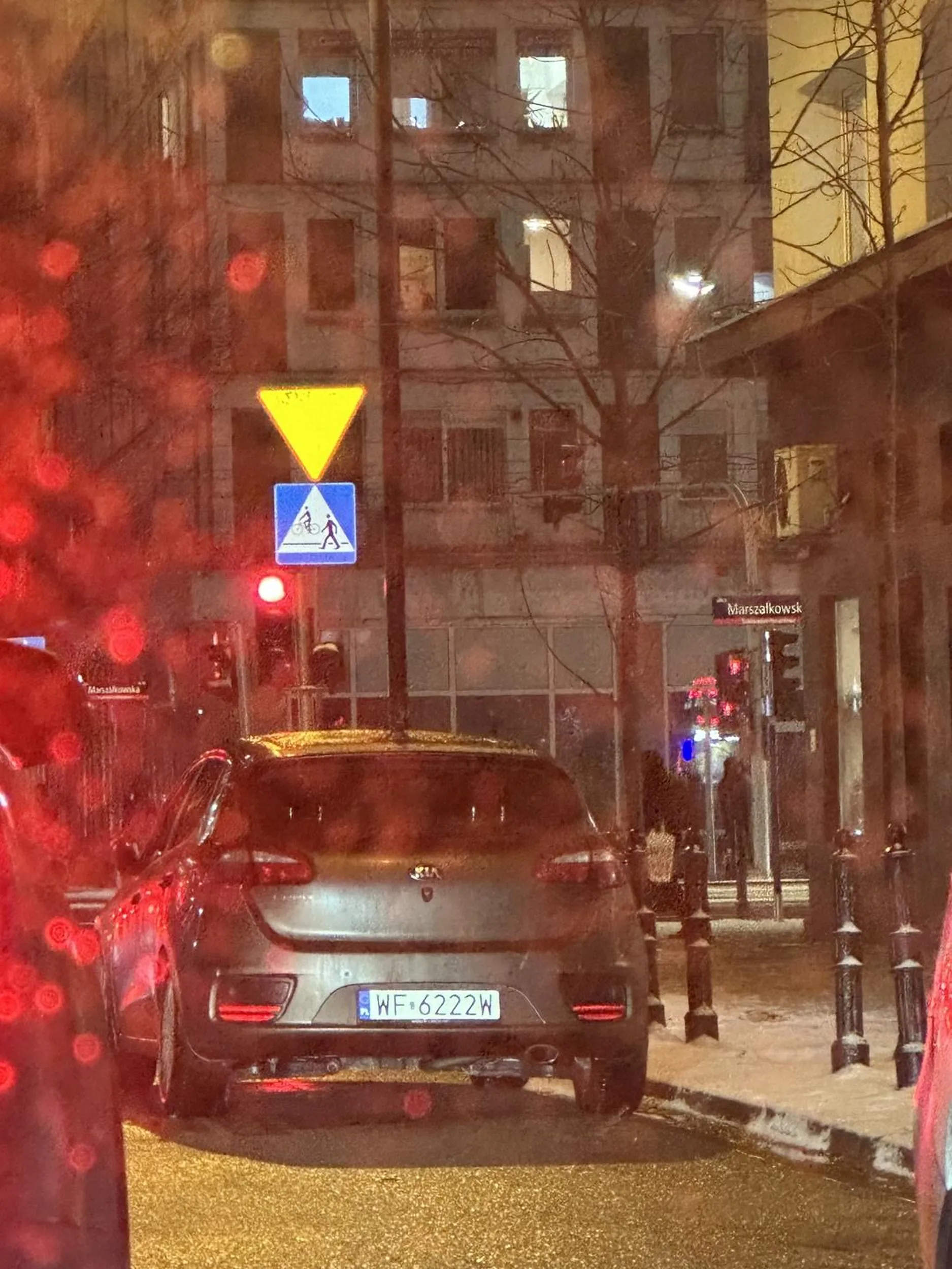 Blokuje pas ruchu w samym centrum miasta ..