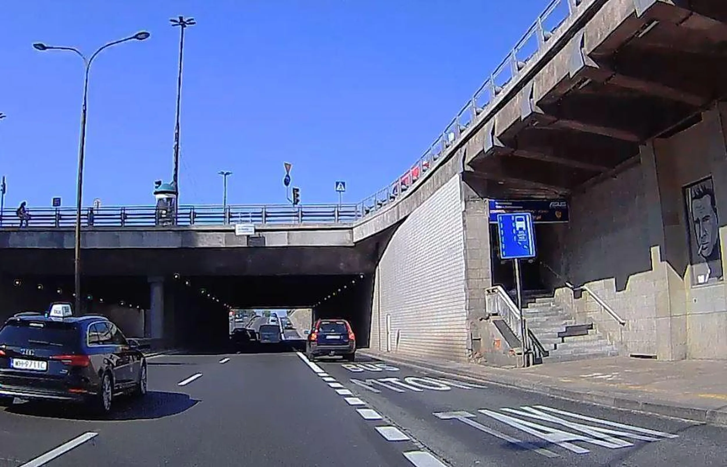 Oto najnowszy model taxi/autobusu/motocykla/elektryka - 22-letnie Volvo, z panią za kółkiem.