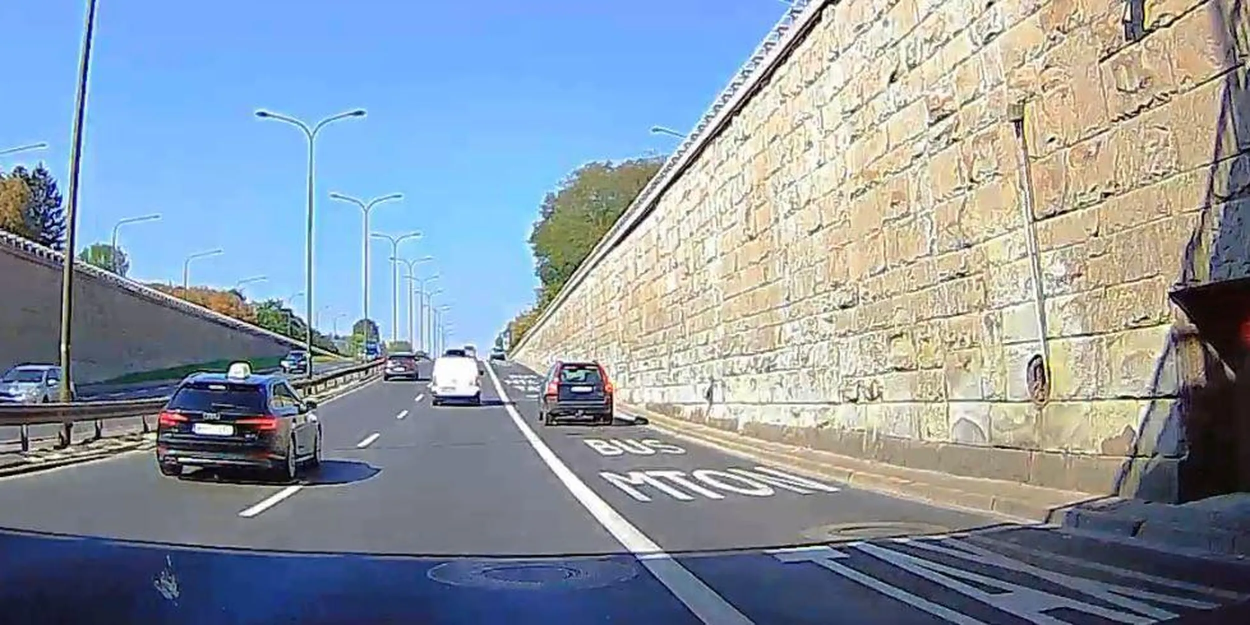 Oto najnowszy model taxi/autobusu/motocykla/elektryka - 22-letnie Volvo, z panią za kółkiem.