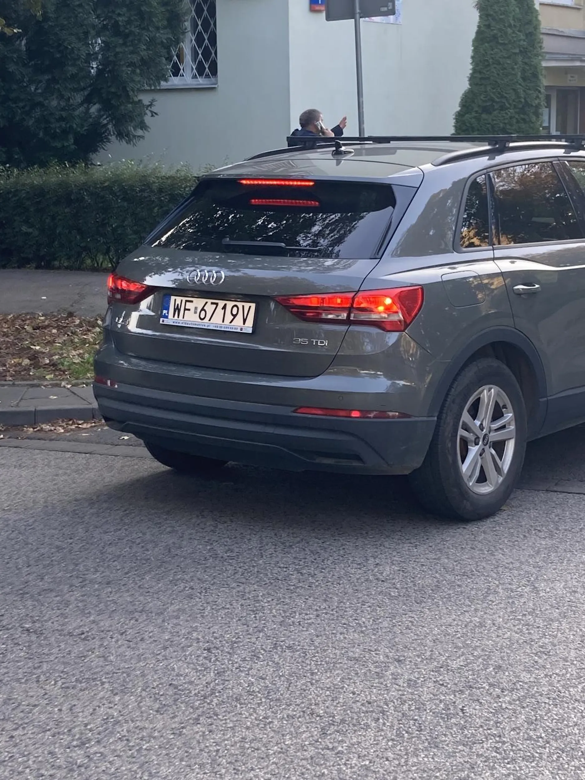 Stara cipa w wielkim wozie. kompletny brak wyobraźni. Chcąc skręcić w lewo, staje na środku drogi i blokuje cały ruch ignorując innych kierowców. Skręcić nie mogła ale i tak stała i machała łapskami, jakby coś to zmieniło. Koniec końców blokuje inny pojazd.