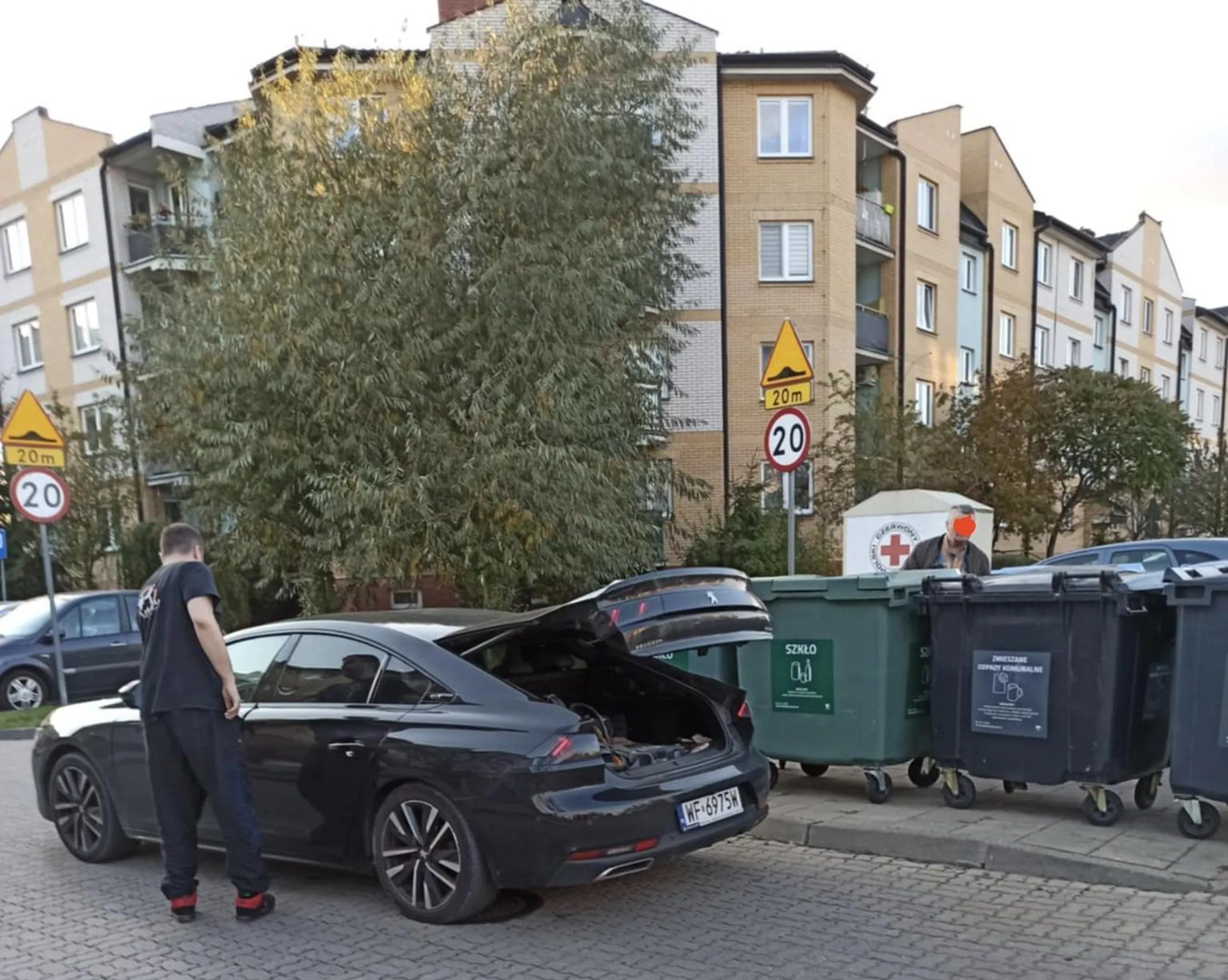 Kierowca przyjeżdża z pobliskich domków na osiedla i wyrzuca 6-8 worków śmieci.