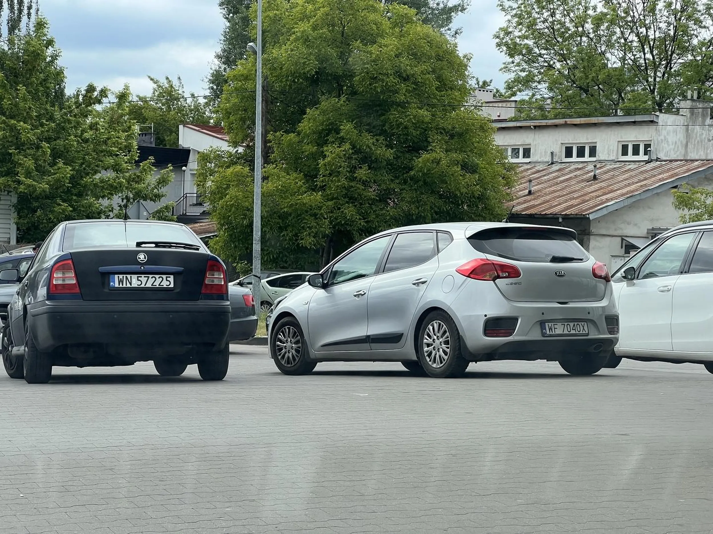Ameba parkingowa, z cyklu głupi i głupszy. Aleje Jerozolimskie 454, Pruszków