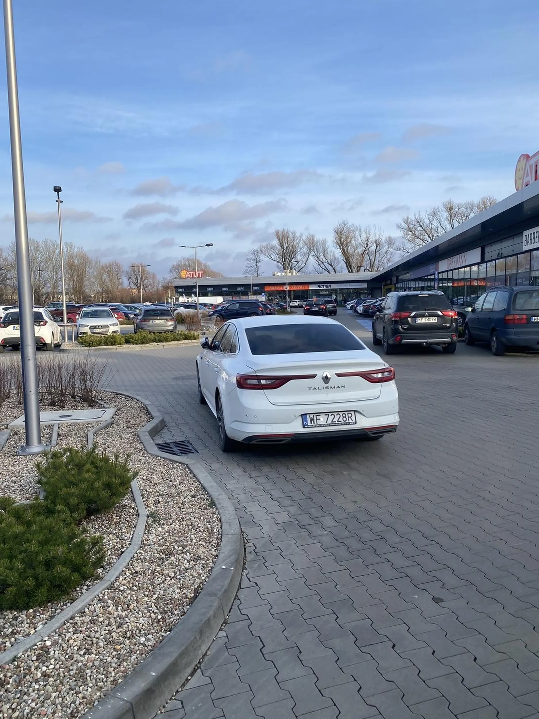 Gratuluję sposobu parkowania na terenie centrum handlowego. Jakby faktycznie brakowało miejsc parkingowych.