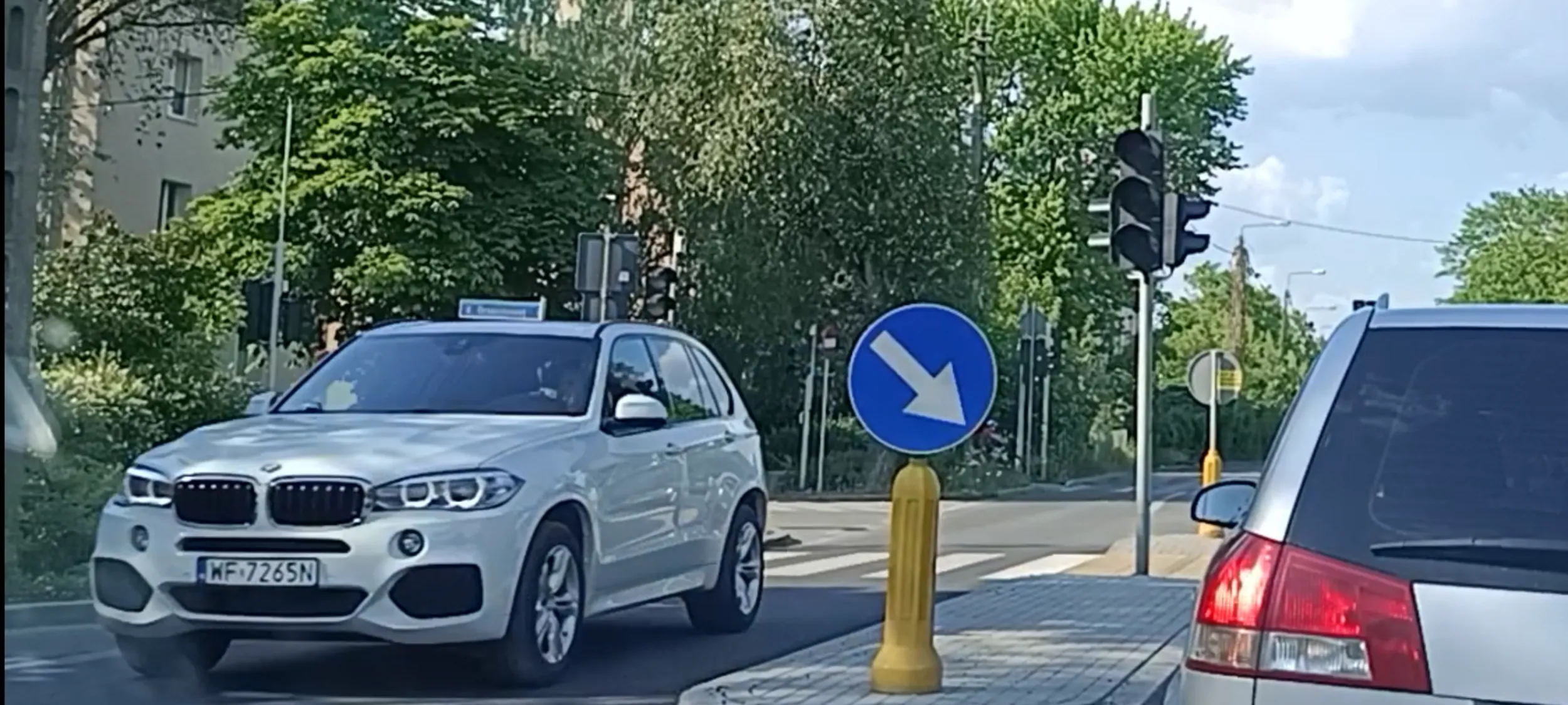 Bandyta drogowych nie ustępuje pierwszeństwa pieszym na przejściu dla pieszych i przejeżdża im przed nosem ... Kiedyś bandyta kogoś zabije