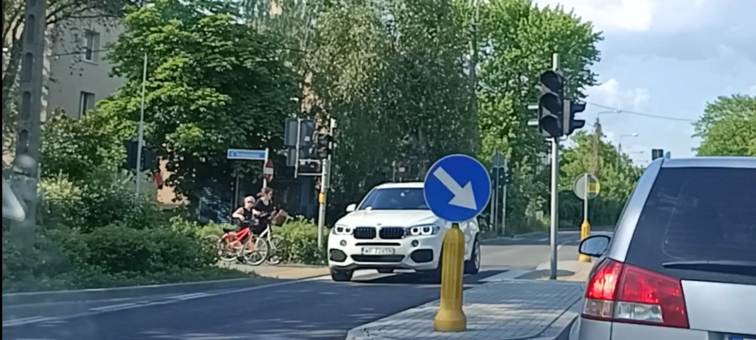 Bandyta drogowych nie ustępuje pierwszeństwa pieszym na przejściu dla pieszych i przejeżdża im przed nosem ... Kiedyś bandyta kogoś zabije