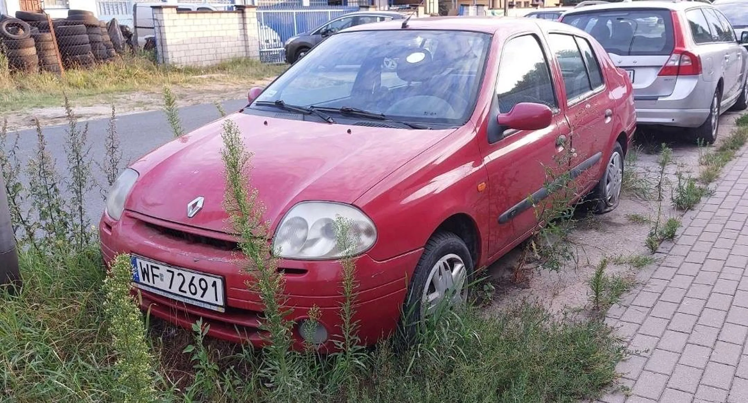 stoi tak z pół roku i gnije, nie dziwie się że nikt nie chce się do tego przyznać XD