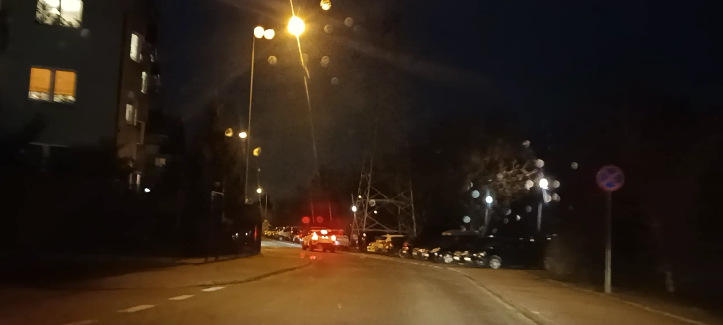 Wrak że śladami po wypadku stoi porzucony na ulicy gdzie jest zakaz zatrzymywania się i postoju