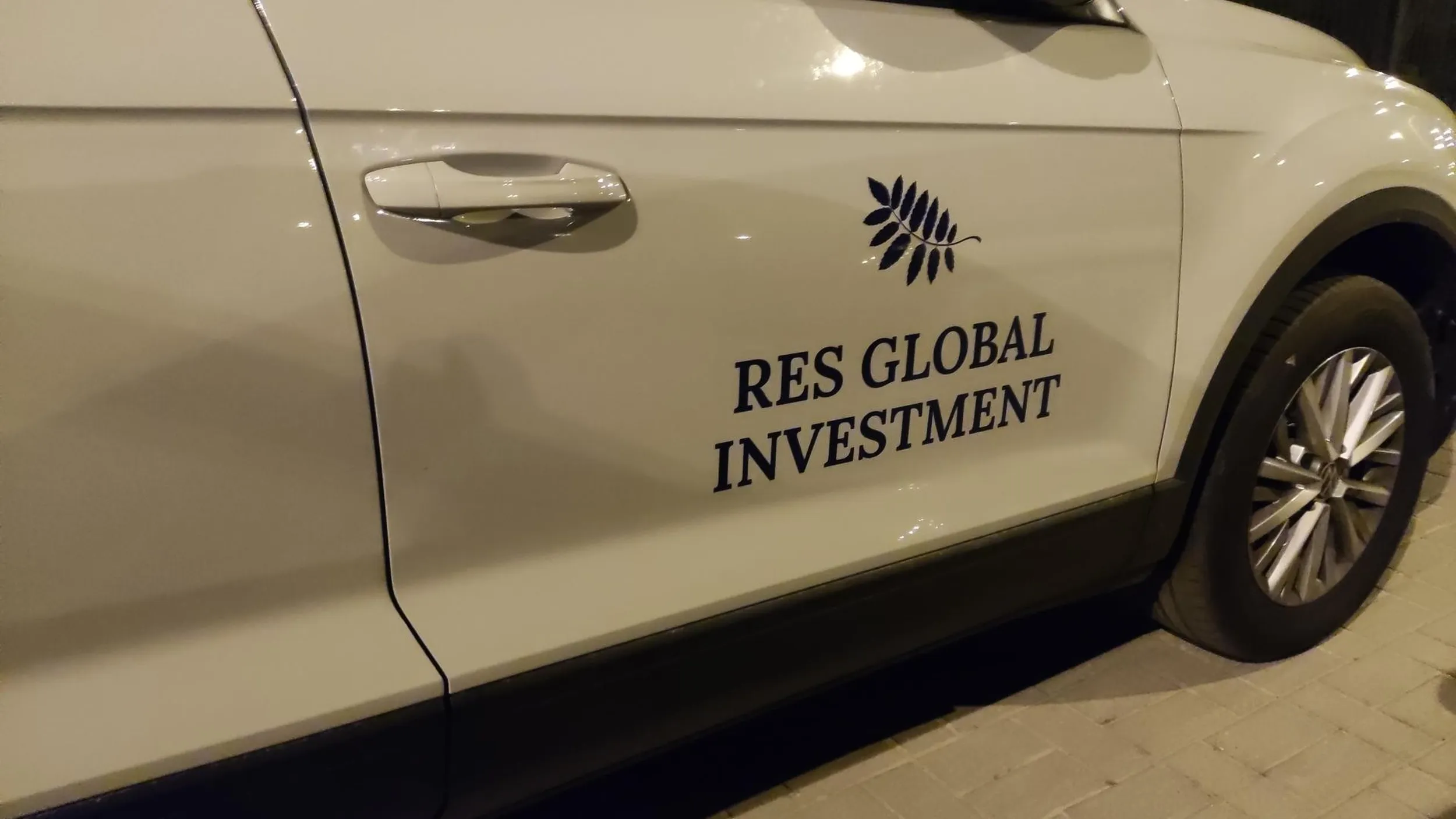 Parkując blokuje przejazd.