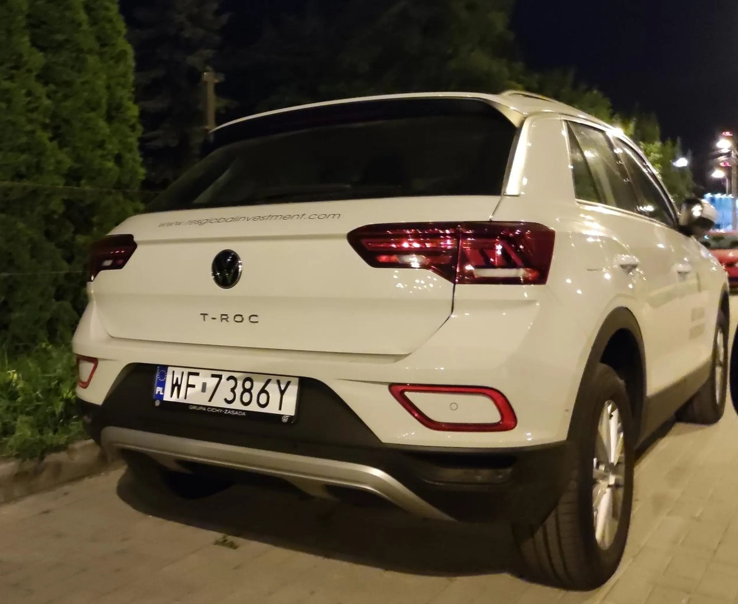 Parkując blokuje przejazd.