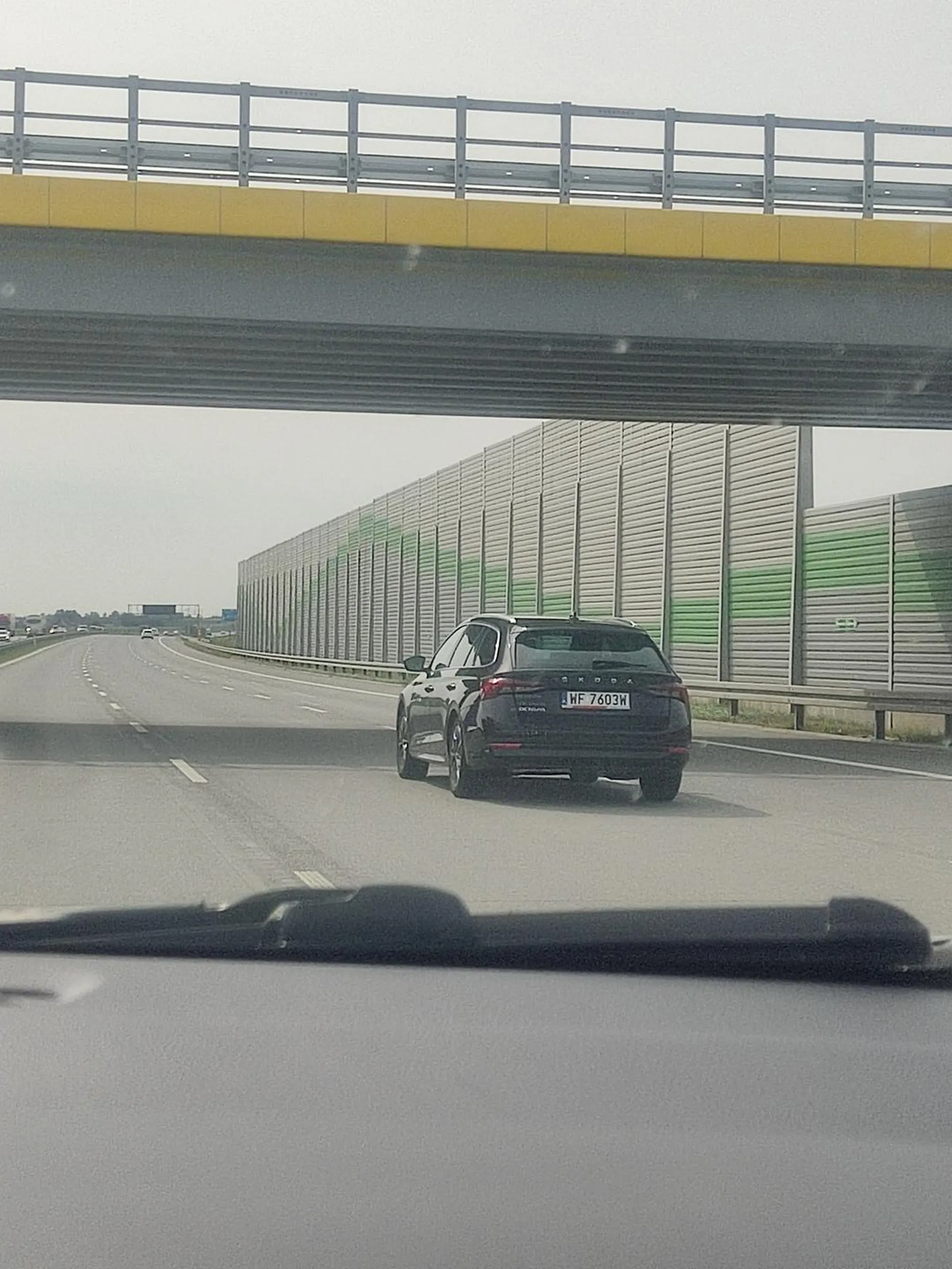 Kierowca z Warszawy ma problem z właściwym korzystaniem z trzeciego pasa. Wjeżdża na niego gwałtownie, po czym nagle hamuje i przez kilka sekund niebezpiecznie utrzymuje niską prędkość, mimo że nie ma przed sobą żadnego pojazdu.