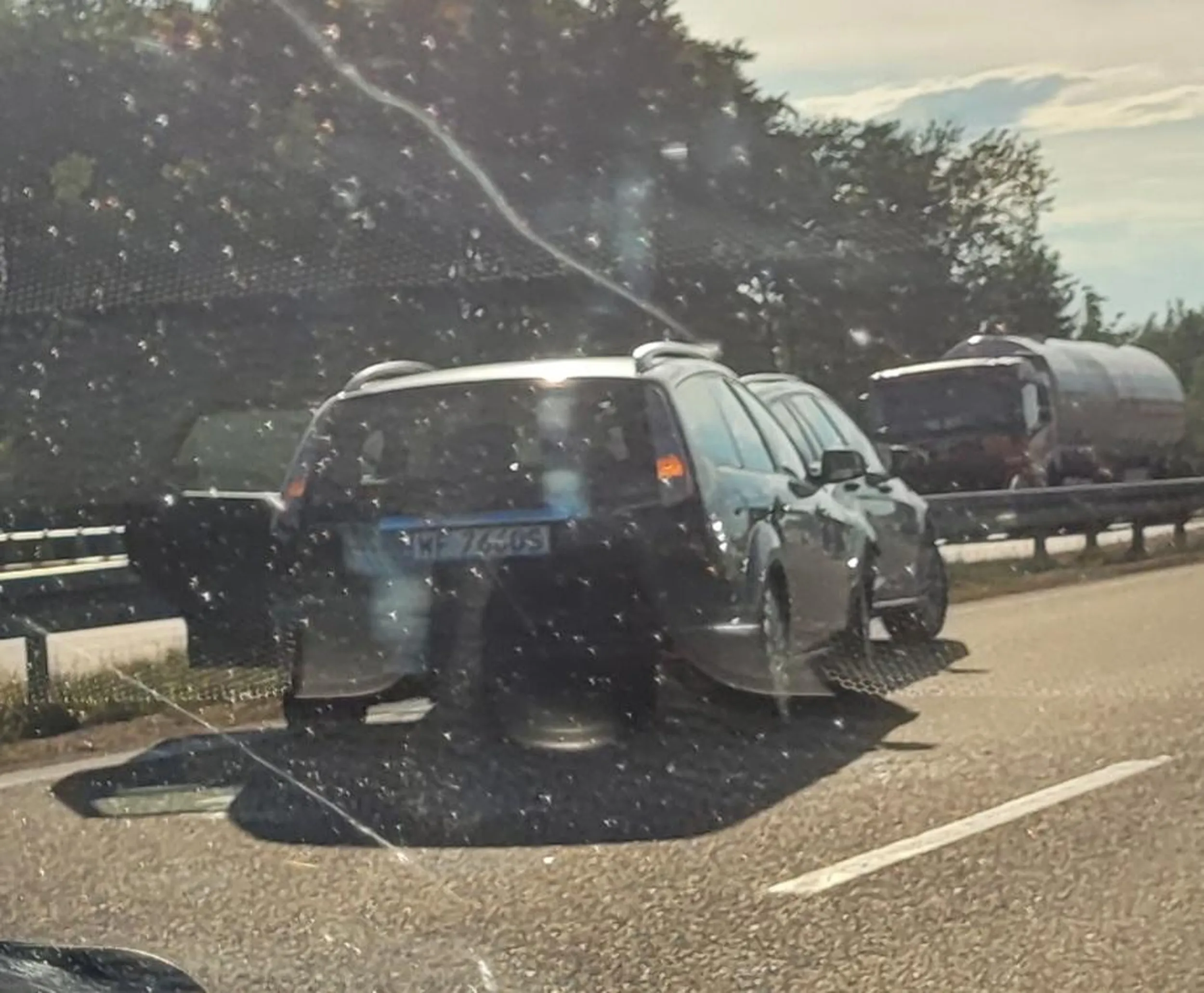 Kolejny geniusz kierowcy co jeździ na zderzaku pojazdu poprzedzajacego na drogach szybkiego ruchu. W końcu dopiał swego i skasował przód auta.