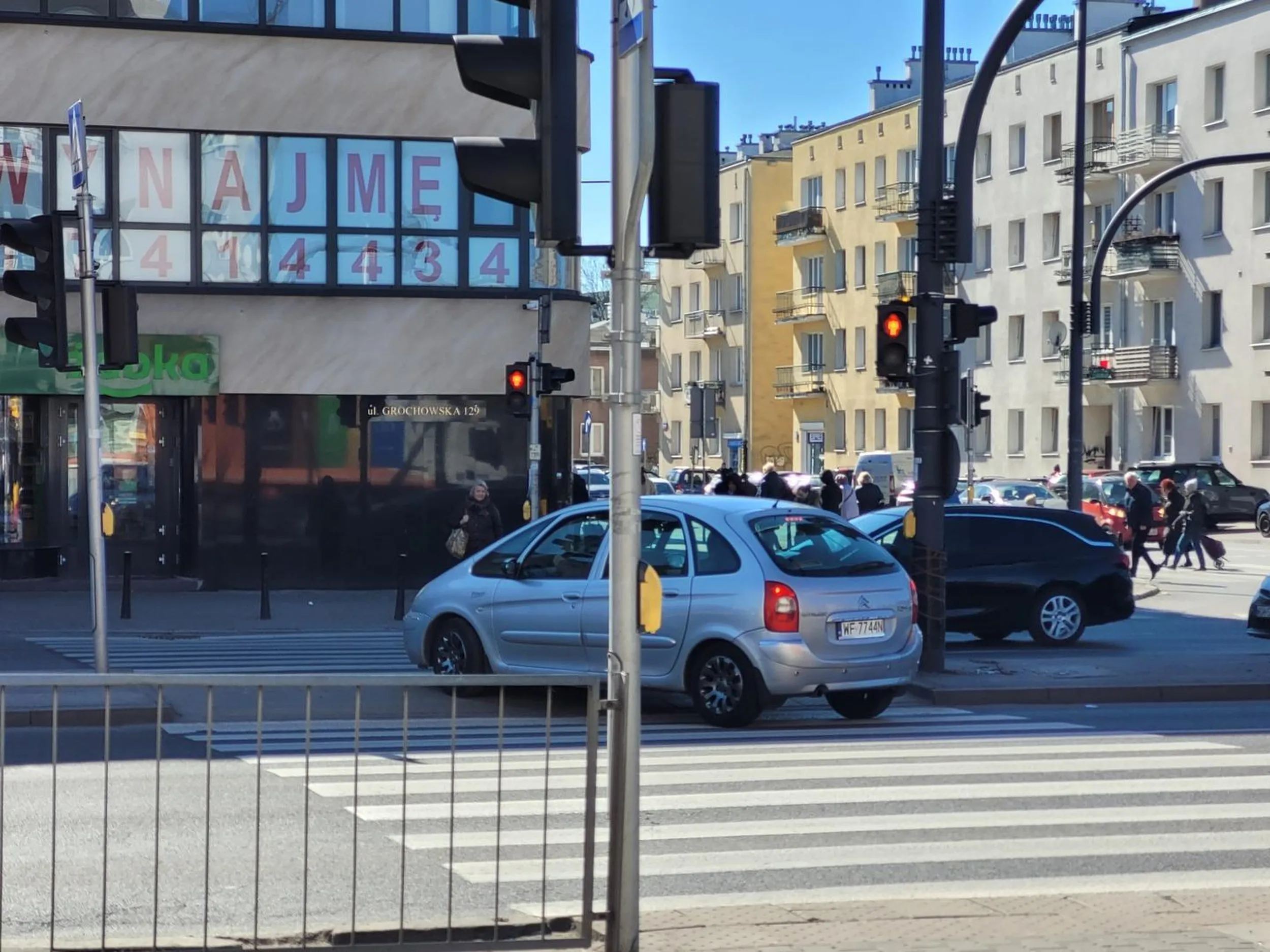 Kierowca ma bardzo ciekawy sposób na przejeżdżanie przez przejścia dla pieszych