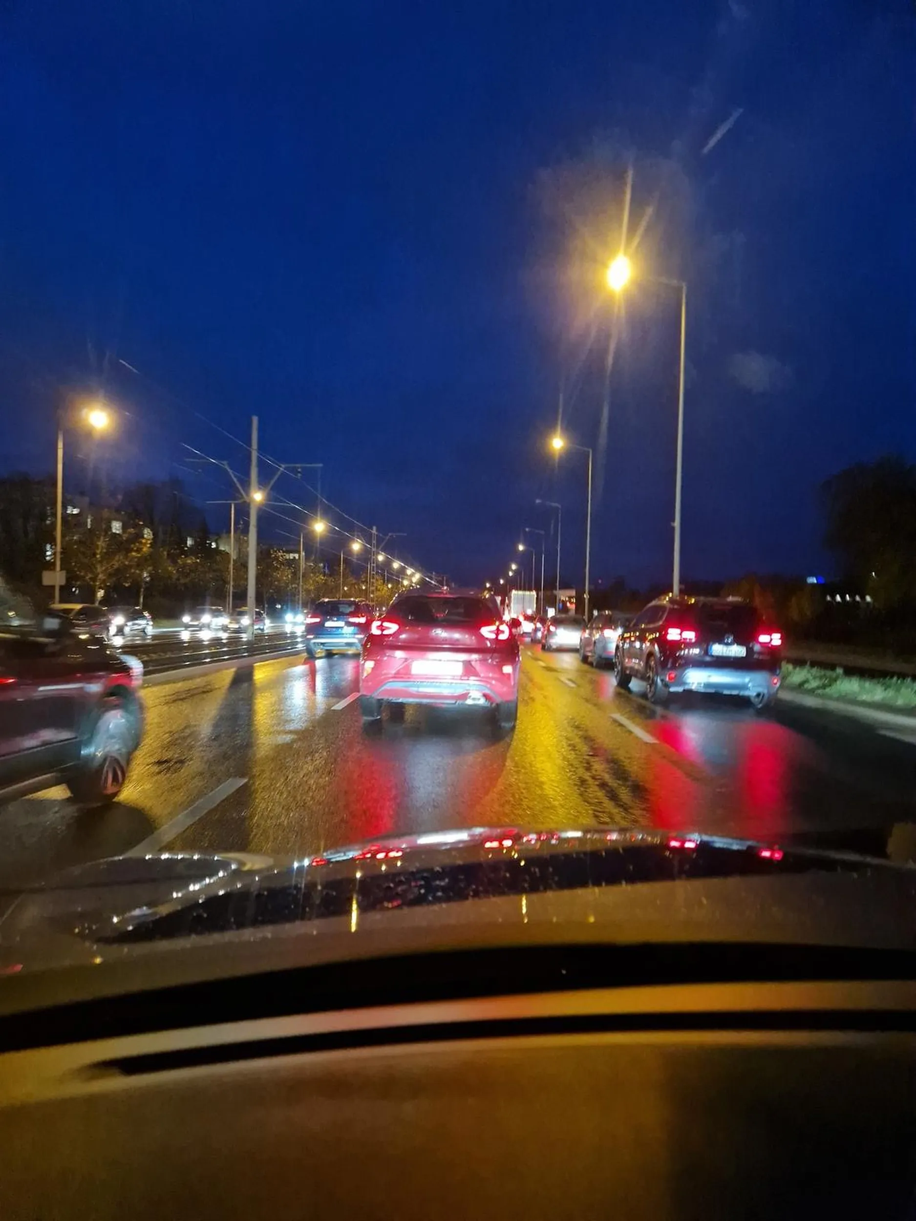 Głupia baba wymusza bezczelnie pierwszeństwo