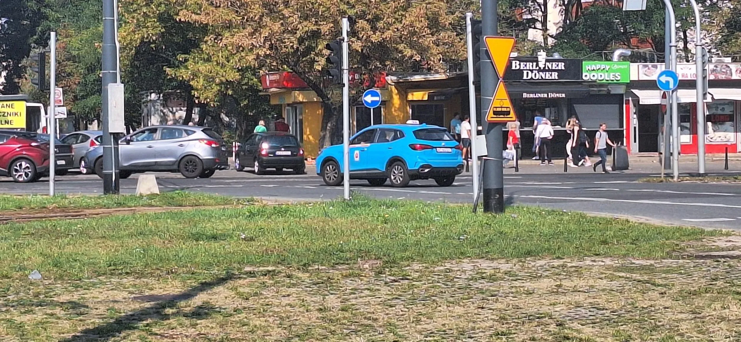 Stary dziad na Uberze, samochód marki MG wpierdziela się na czerwonym świetle, w popularne przejście dla pieszych, prawie rozjeżdżając ludzi. Uważać!