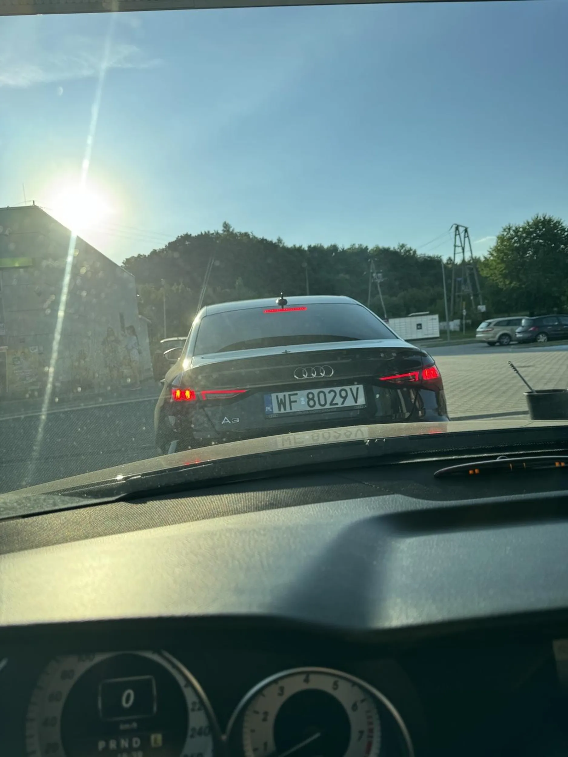 Rozumiem że auto w leasingu, rozumiem że przyjechałeś do innego miasta, ale buraku kultury trochę. Kolejka na stacji paliw, pod każdym dystrybutorem kolejka na parę aut. A Książę ze stolycy (pewnie tylko bank warszawski) nie raczy kawałeczek odjechać aby następny pojazd zatankował. Królewicz oczywiście czas na wszystko ale po zatankowaniu, zapłaceniu i umyciu szybki mógłbyś buraku odjechać na bok. Po zwróceniu uwagi „czekam na narzeczoną” każdy ma w dupie co robisz, możesz odjechać metr dalej i czekać a nie blokujesz. Jeszcze perfidnie odjechał 10cm po zwróceniu uwagi.