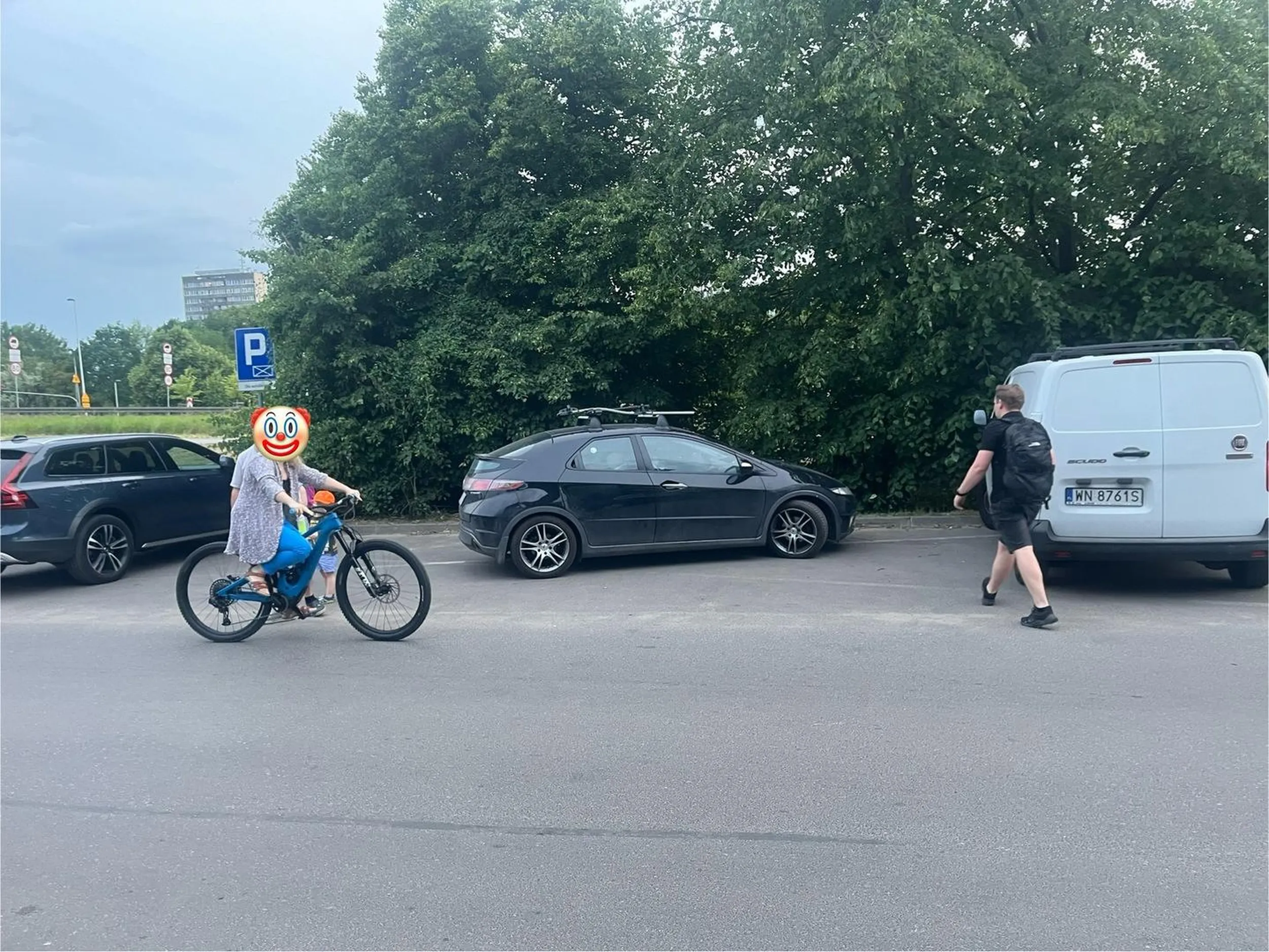 Gość parkuje w ten sposób, a później awanturuje się że ktoś chce stanąć na miejscu obok. Uważa że zaparkował prawidłowo.