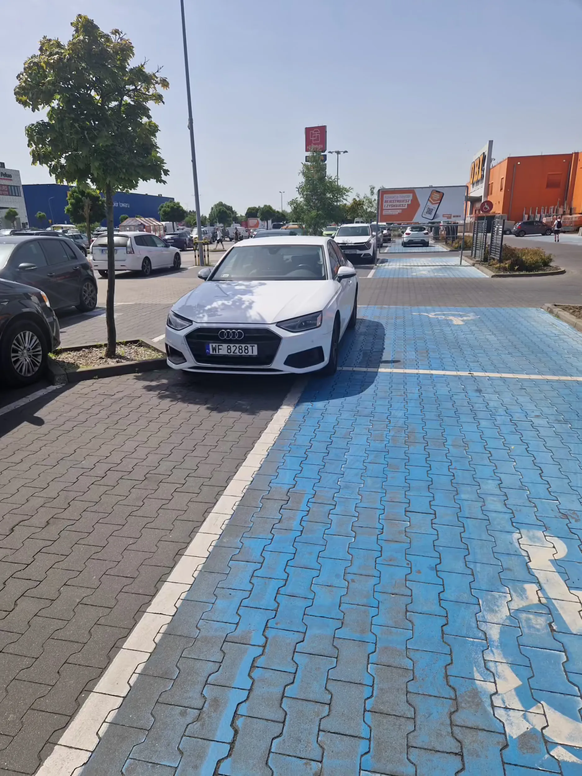 Kolega chyba nie wie ze ma audi. Identyfikuje sie jako szeroki ubot co to kilka miejsc naraz potrzebuje.