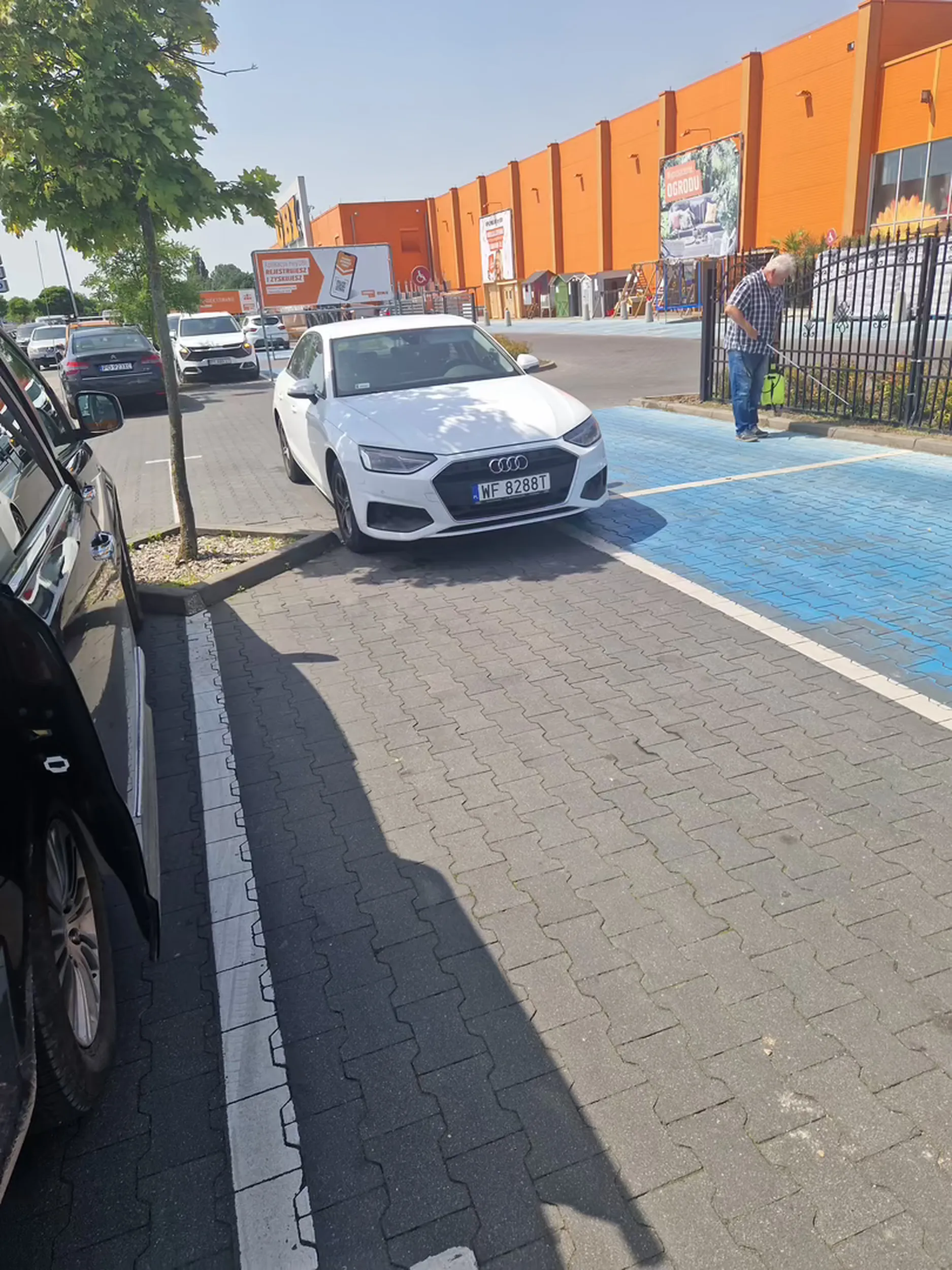 Kolega chyba nie wie ze ma audi. Identyfikuje sie jako szeroki ubot co to kilka miejsc naraz potrzebuje.