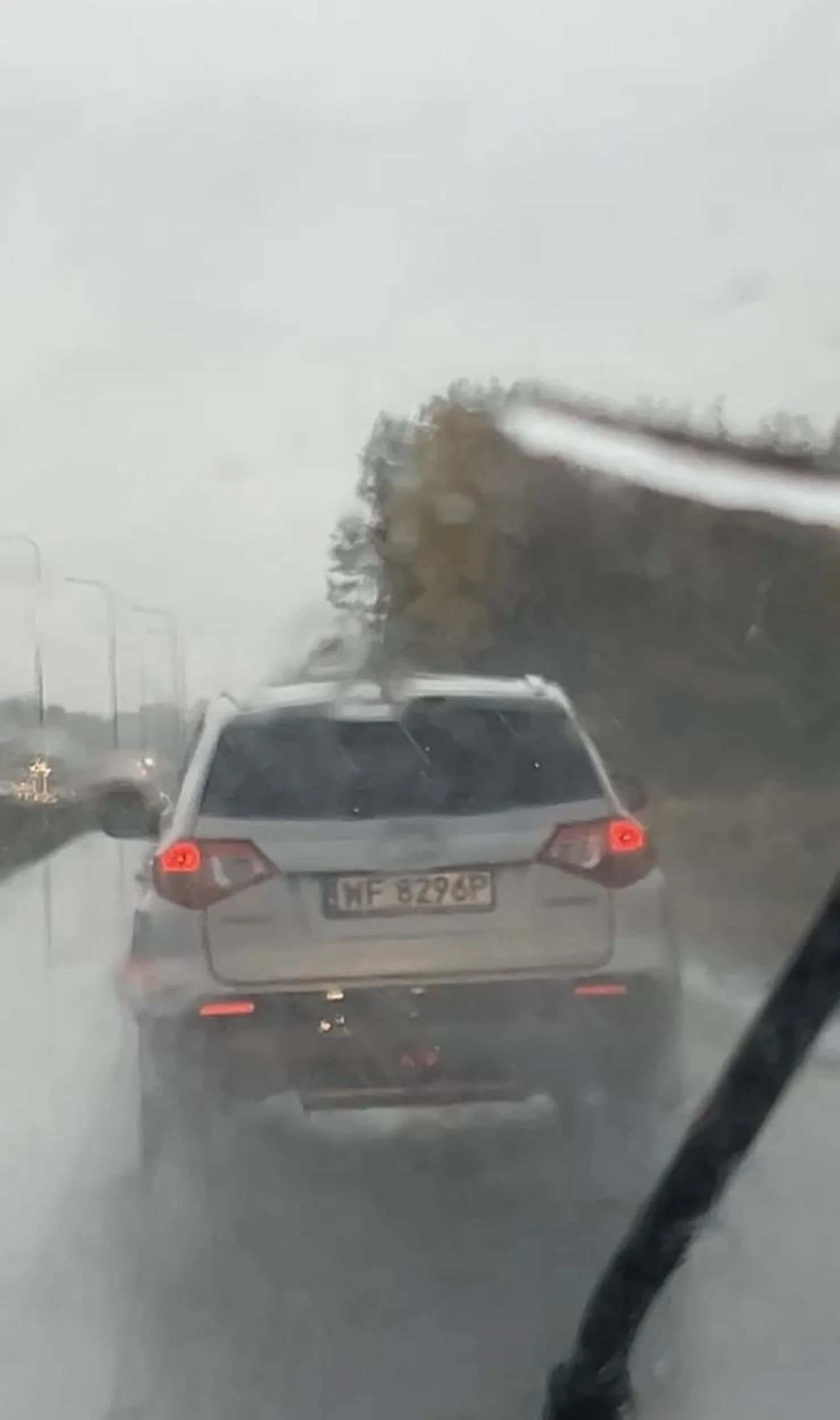 Zjeb w Suzuki zajeżdża drogę gdy ktoś go wyprzedza i wyhamowuje, w ten sposób stwarzasz zagrożenie na drodze pecie