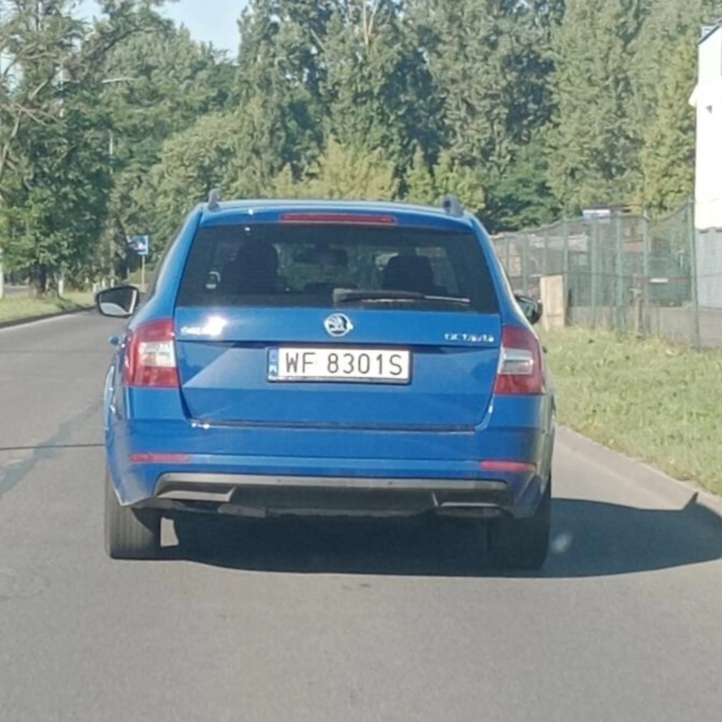 Wyrzuca pety za okno podczas jazdy